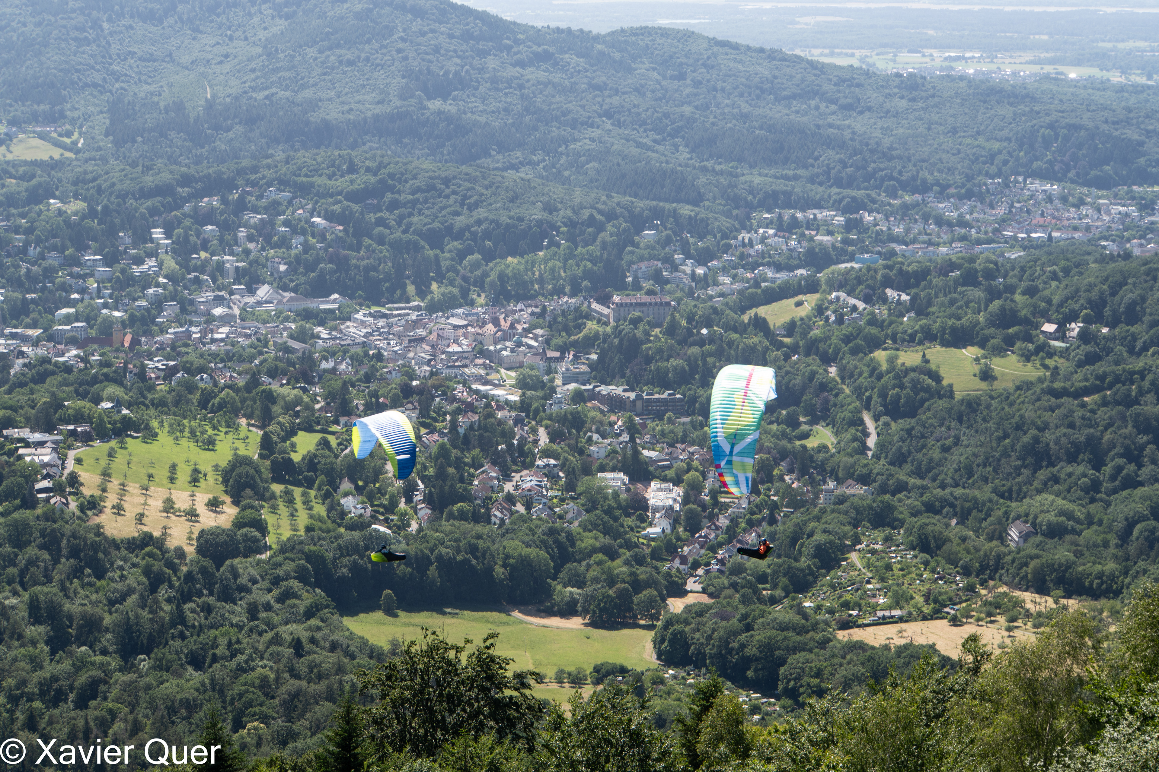 Parapentistes volant des del Mont Merkur, Baden-Baden, Baden-Württenberg, Alemanya