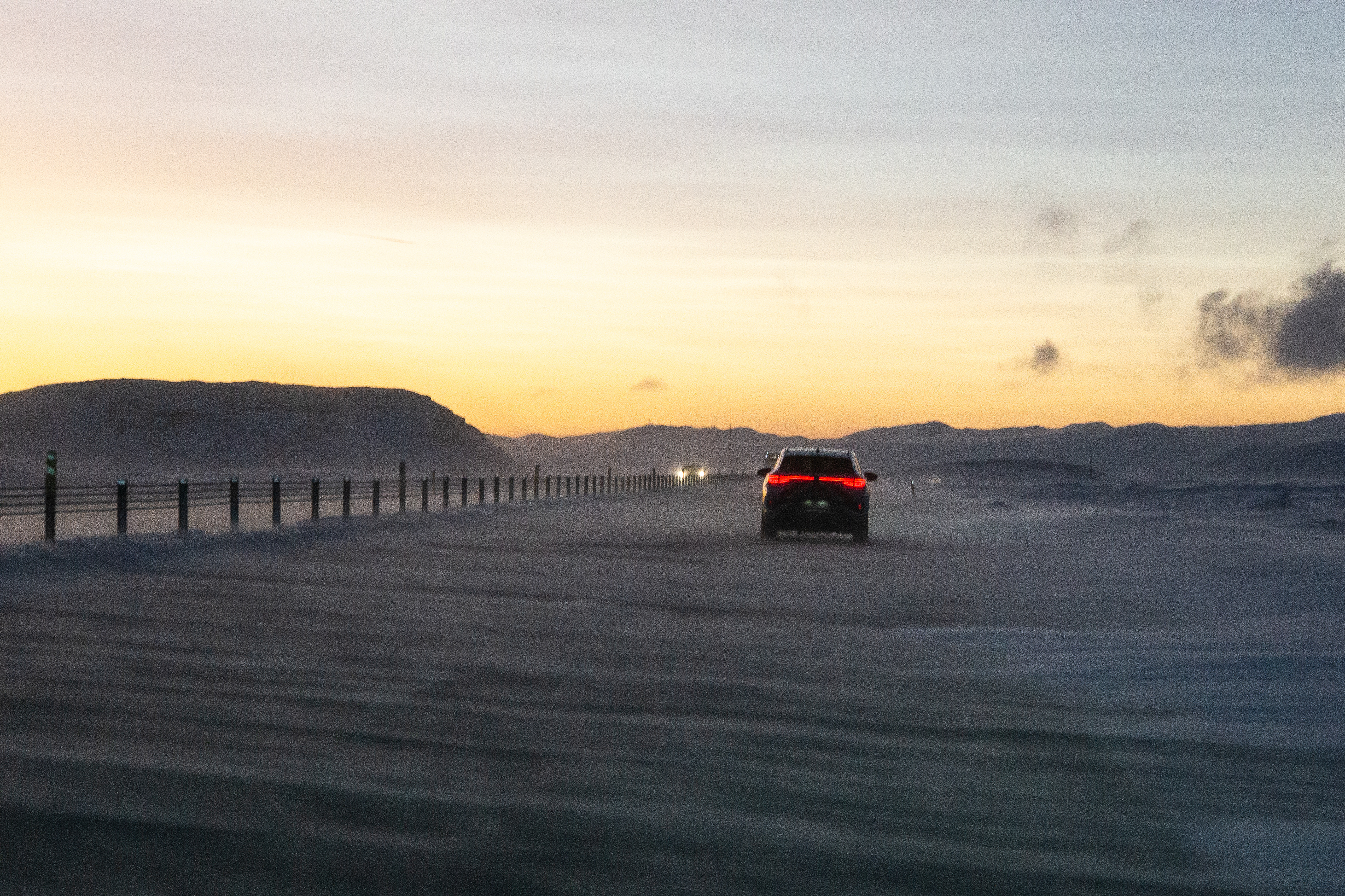 El torb (el vent que aixeca la neu) tapava completament la carretera, prop de Hveragerdi (Islàndia)