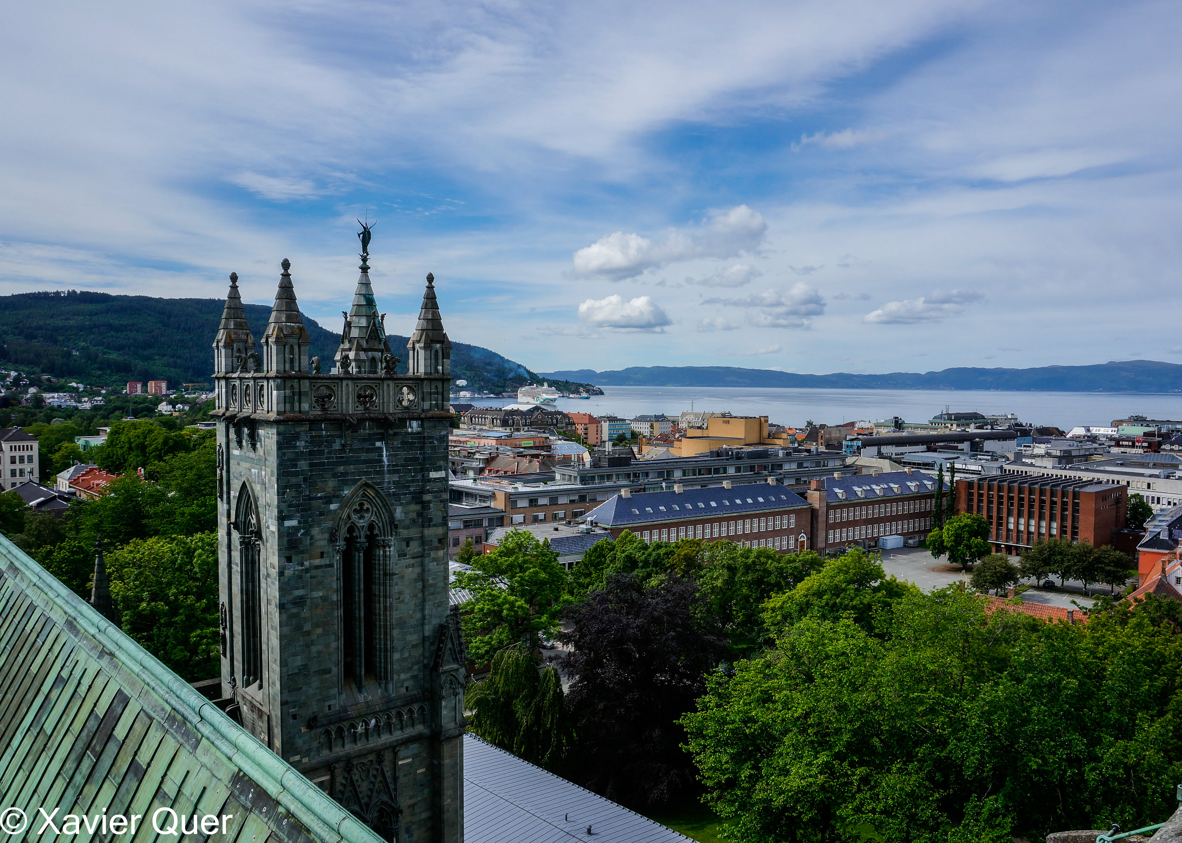 Vistes de Trondheim des de les terrasses de la catedral, Noruega
