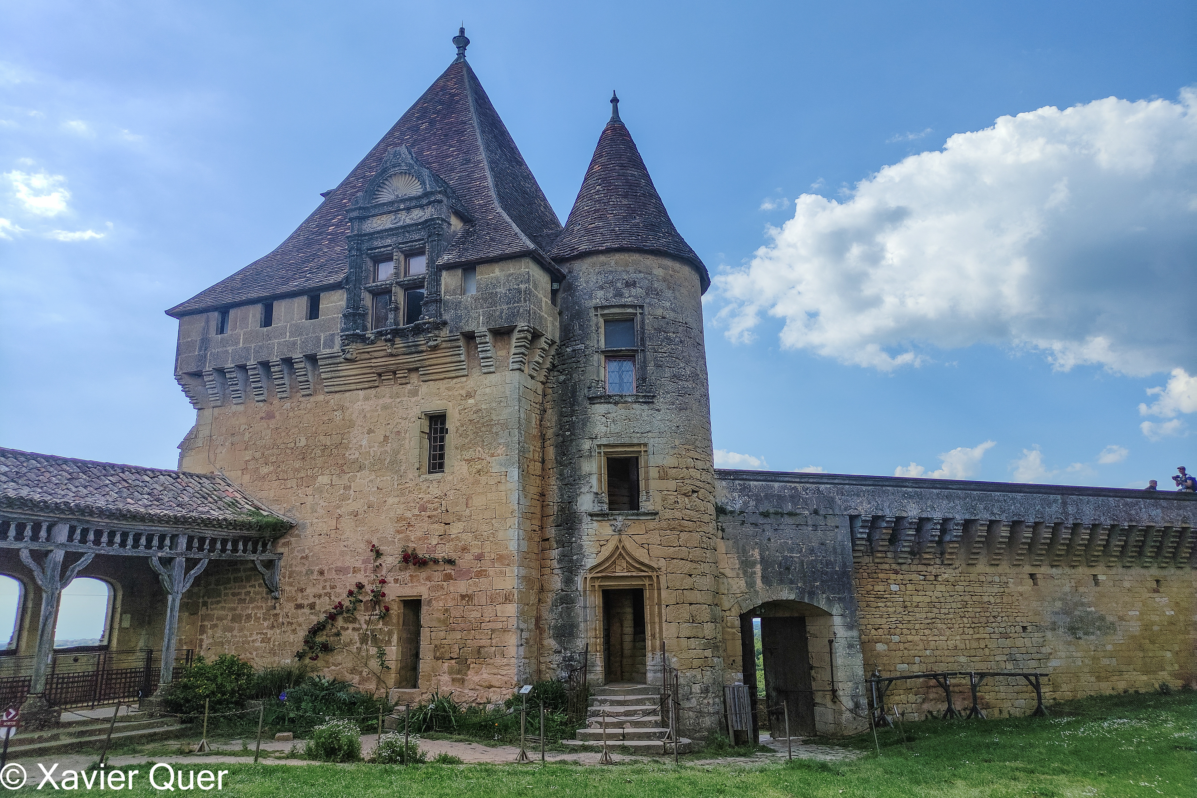 Porta d'accés al castell de Biron, Dordonya, França