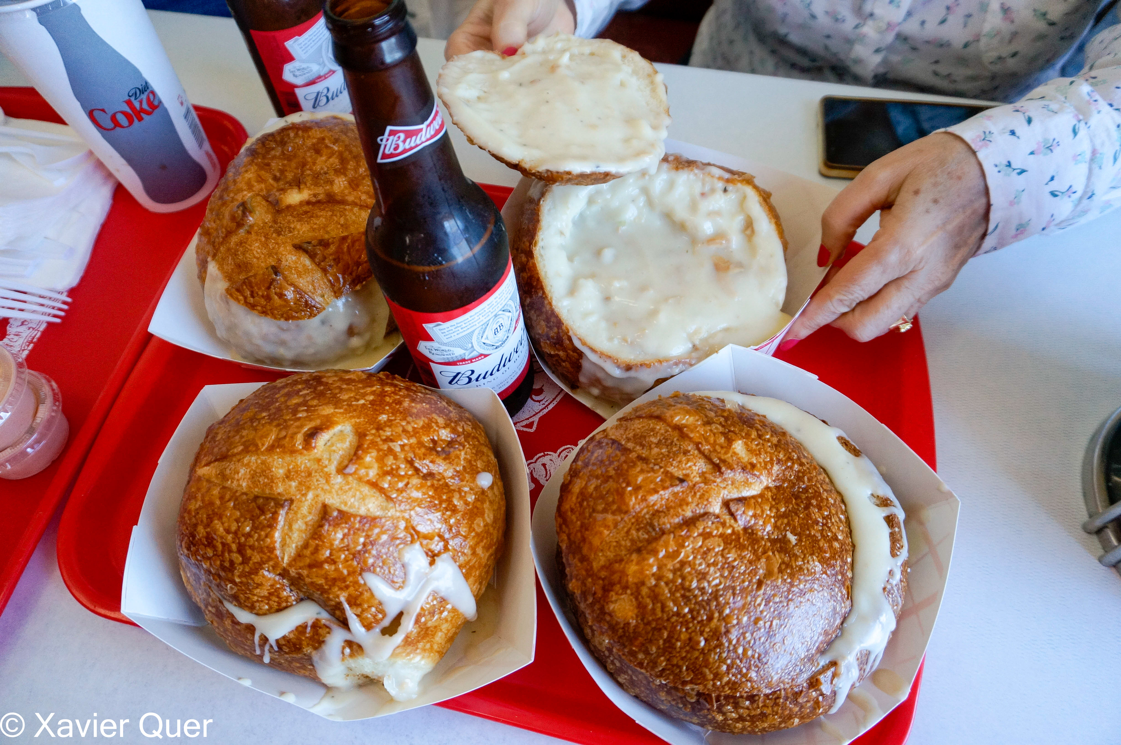 La sopa "clam chowder" servida dintre d'un pa, Pier 39. San Francisco. Califòrnia