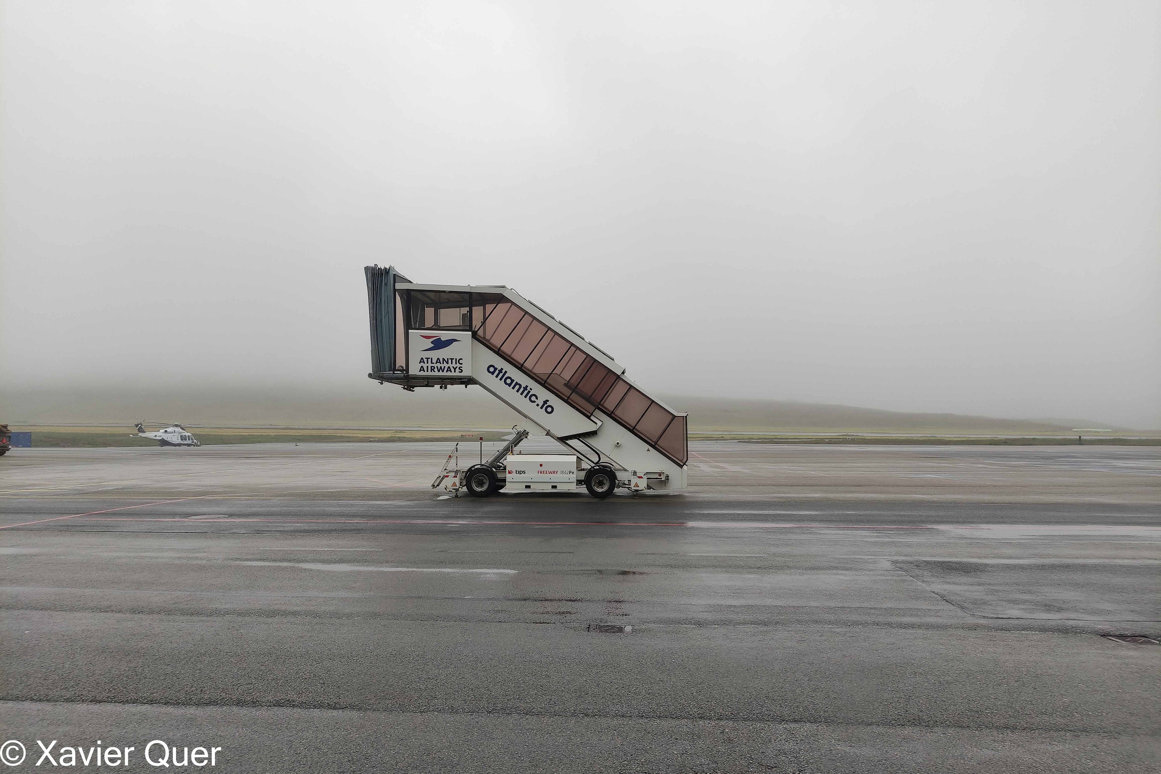 Vista de les pistes de l'aeroport de Vagar (FAE), Illes Fèroe.