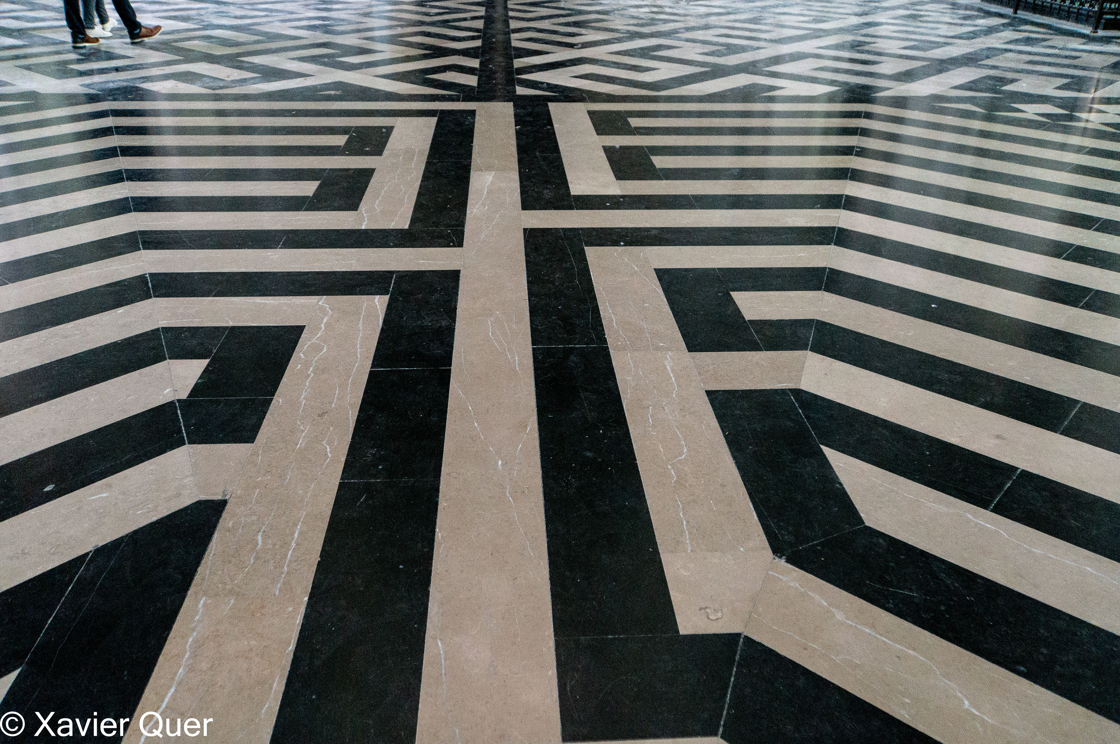 Terra de marbre amb formes geomètriques de la catedral d'Amiens