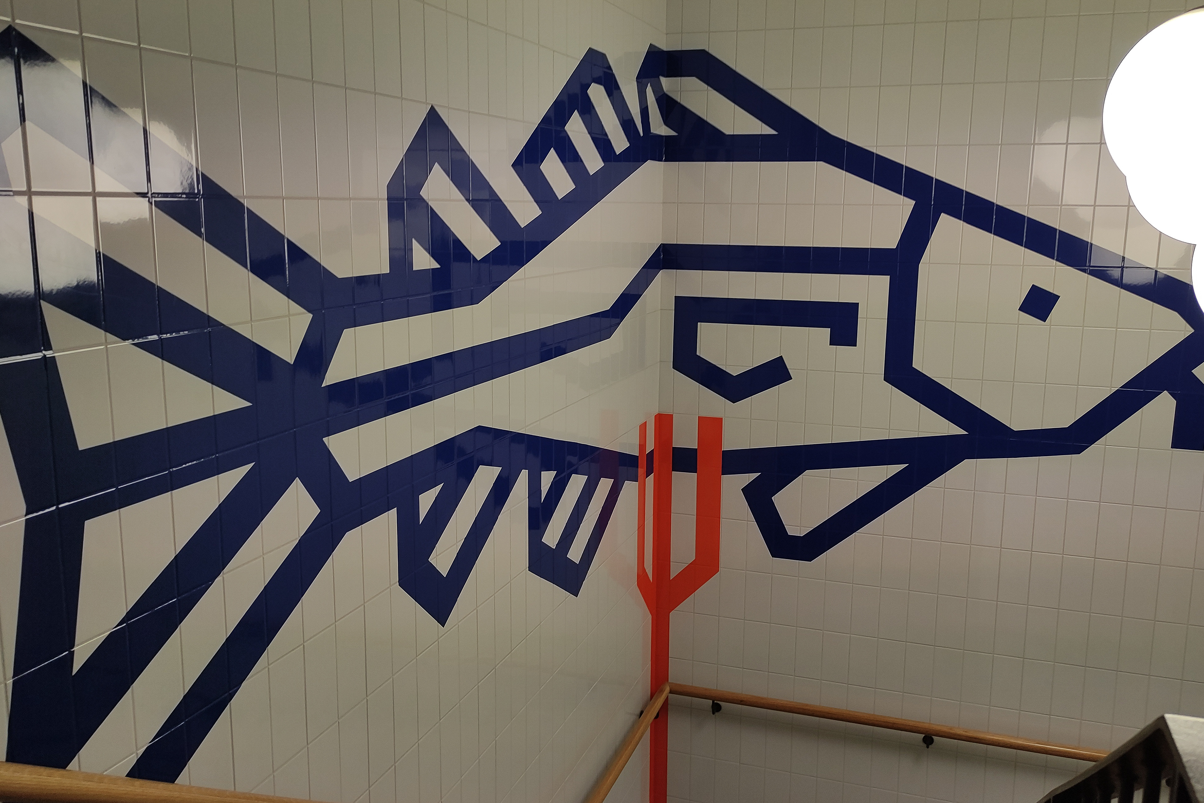 El logo del Museu Marítim de Reykjavík reproduït a les escales. Islàndia