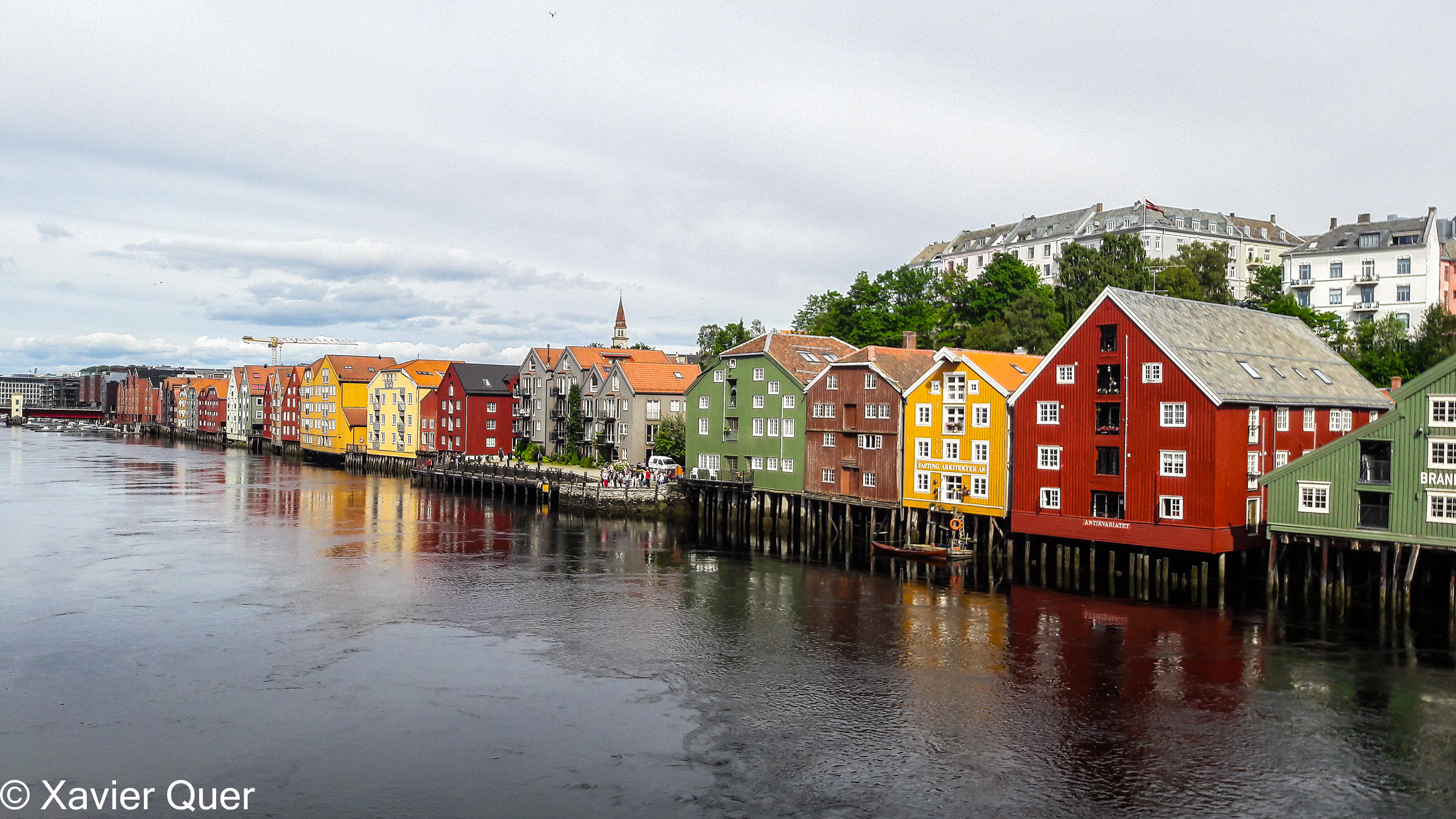 Vista dels antics magatzems comercials, avui vivendes i oficines, Trondheim. Noruega
