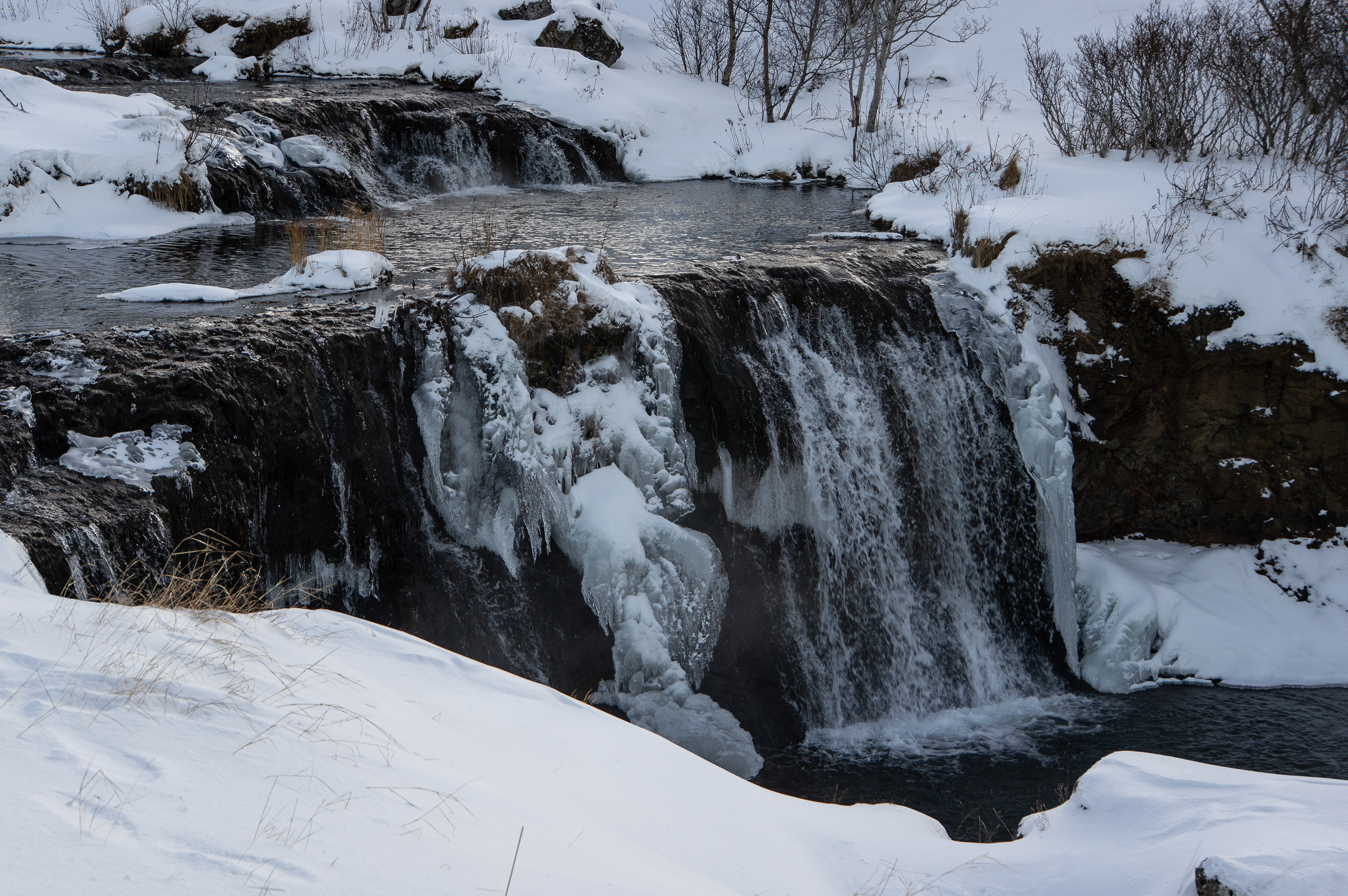 La petita cascada glaçada d'Alafoss (Islàndia)