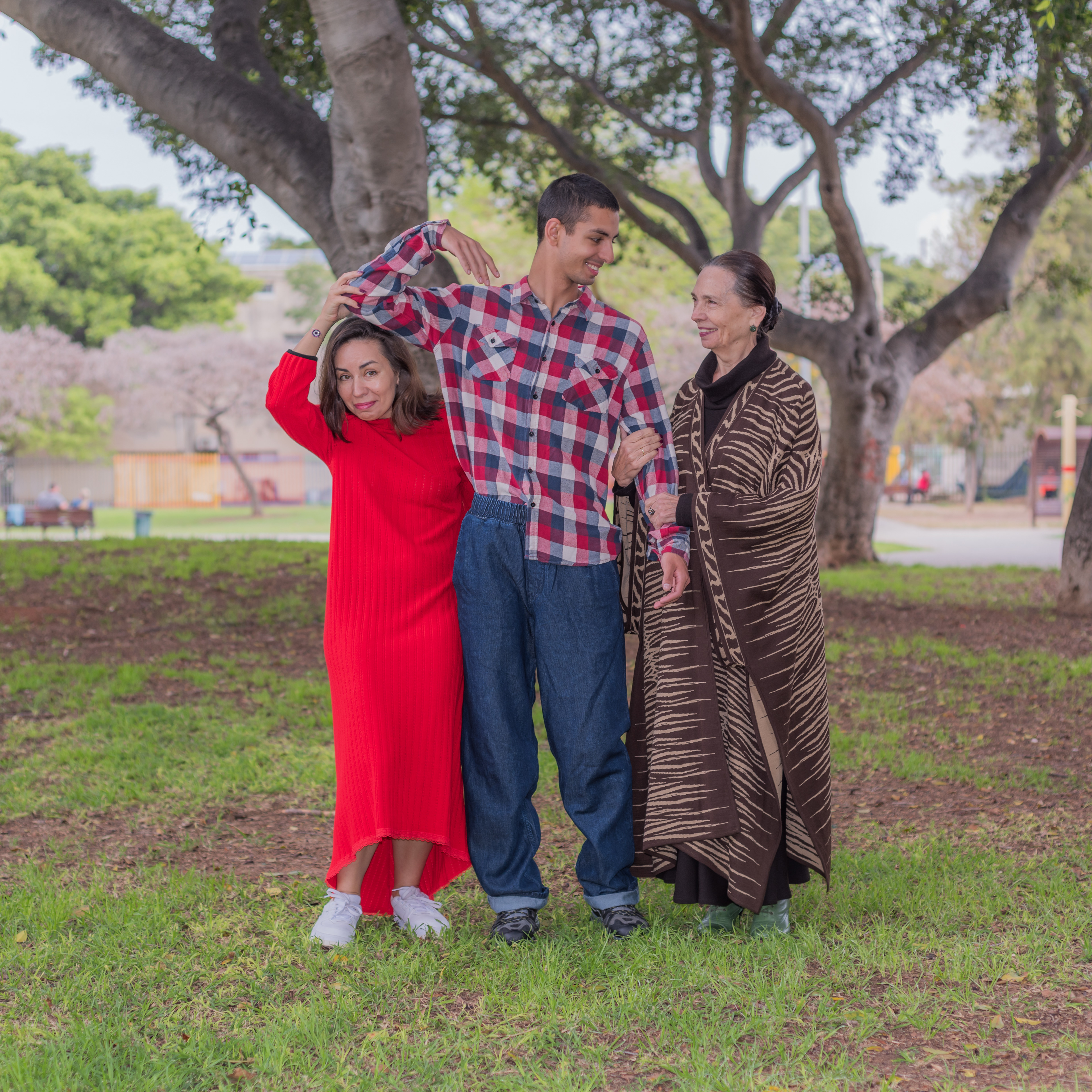 οικογενειακή φωτογράφιση σε πάρκο με φυσικό φωτισμό