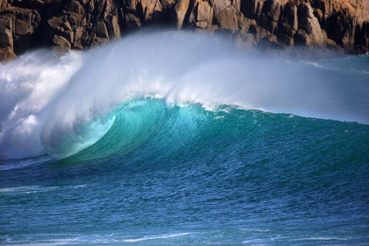 Stunning photo of a perfect wave in Cornwall