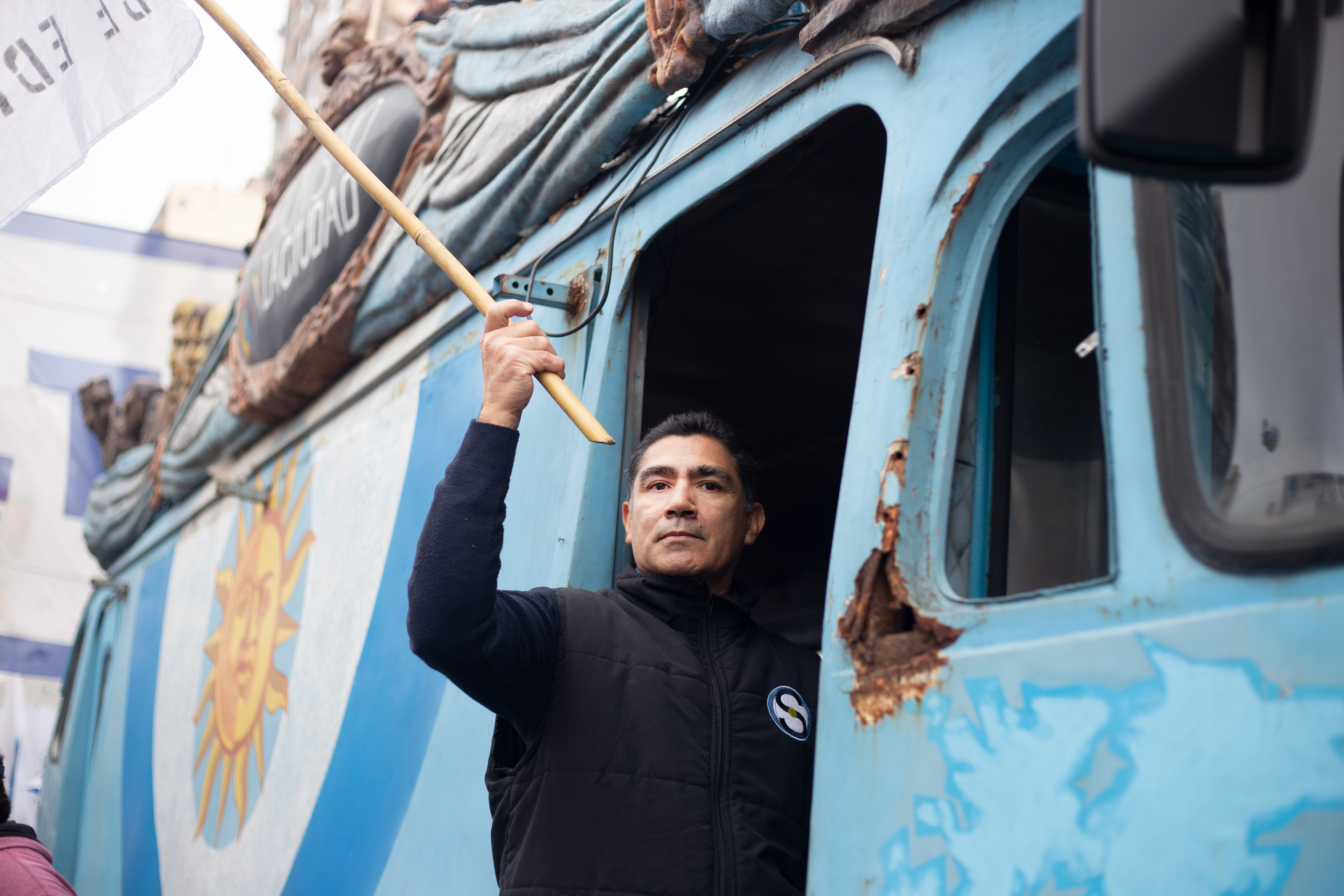 Un hombre sostiene una bandera de Argentina en una nueva conmemoración del Día del Trabajador. 1 de Mayo, Buenos Aires, 2024./Regina Araujo..