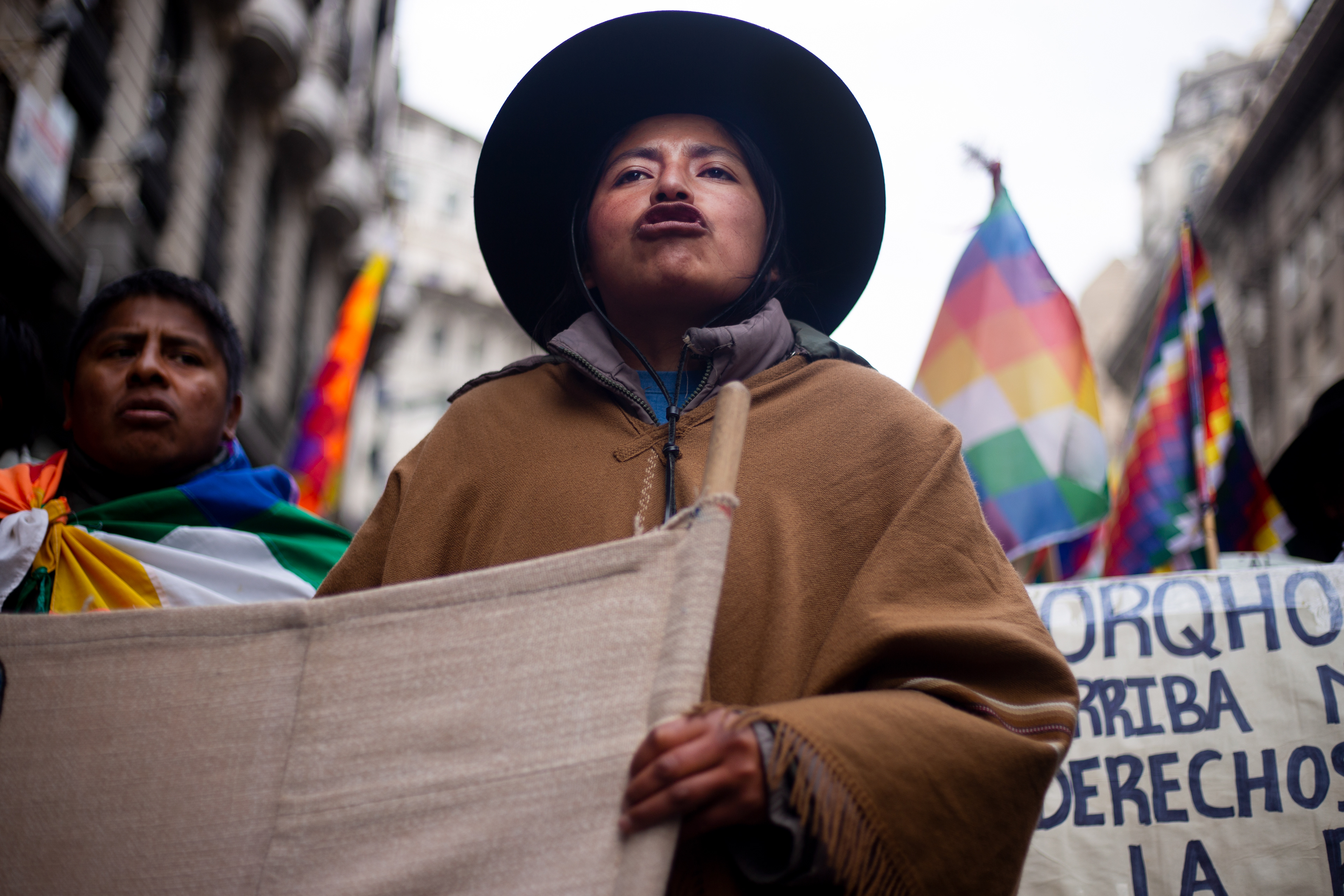 Miembro del Tercer Malón de la Paz marchando hacia Plaza de Mayo.  Septiembre 2024./Regina Araujo