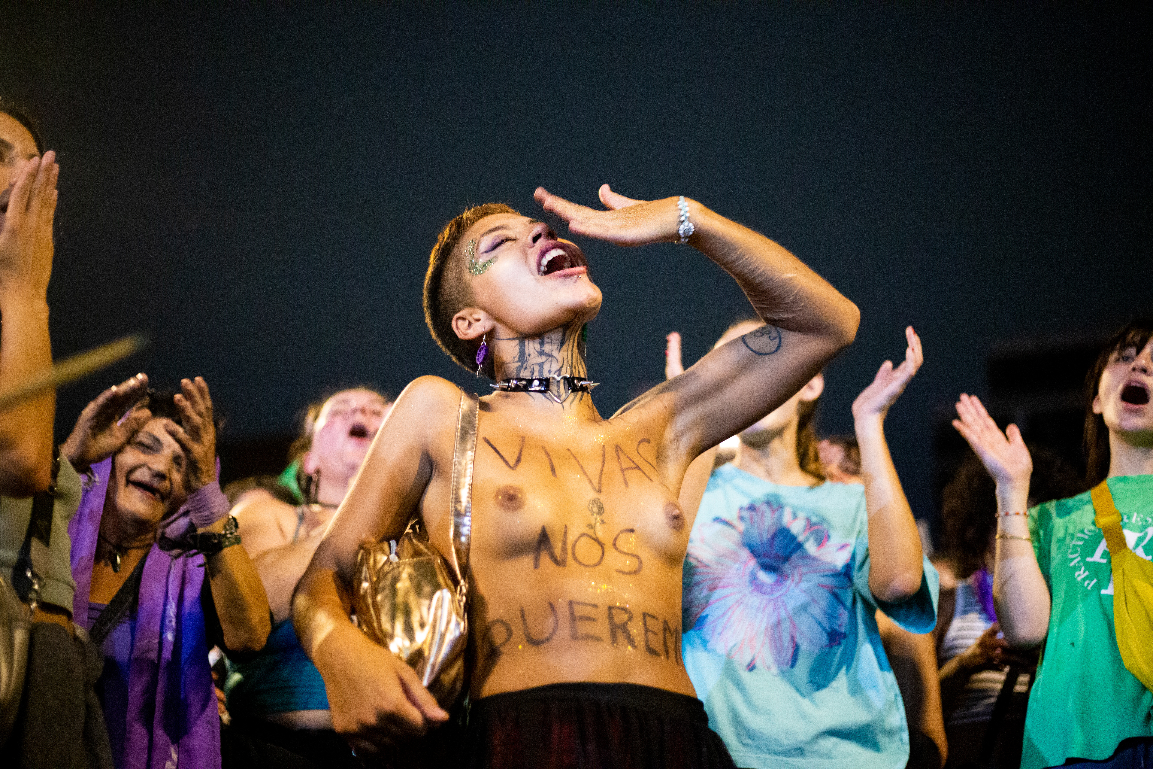 Una mujer se manifiesta en Día de la Mujer Trabajadora del primer año del Gobierno de Javier Milei. 8 de Marzo, 2024./Regina Araujo.