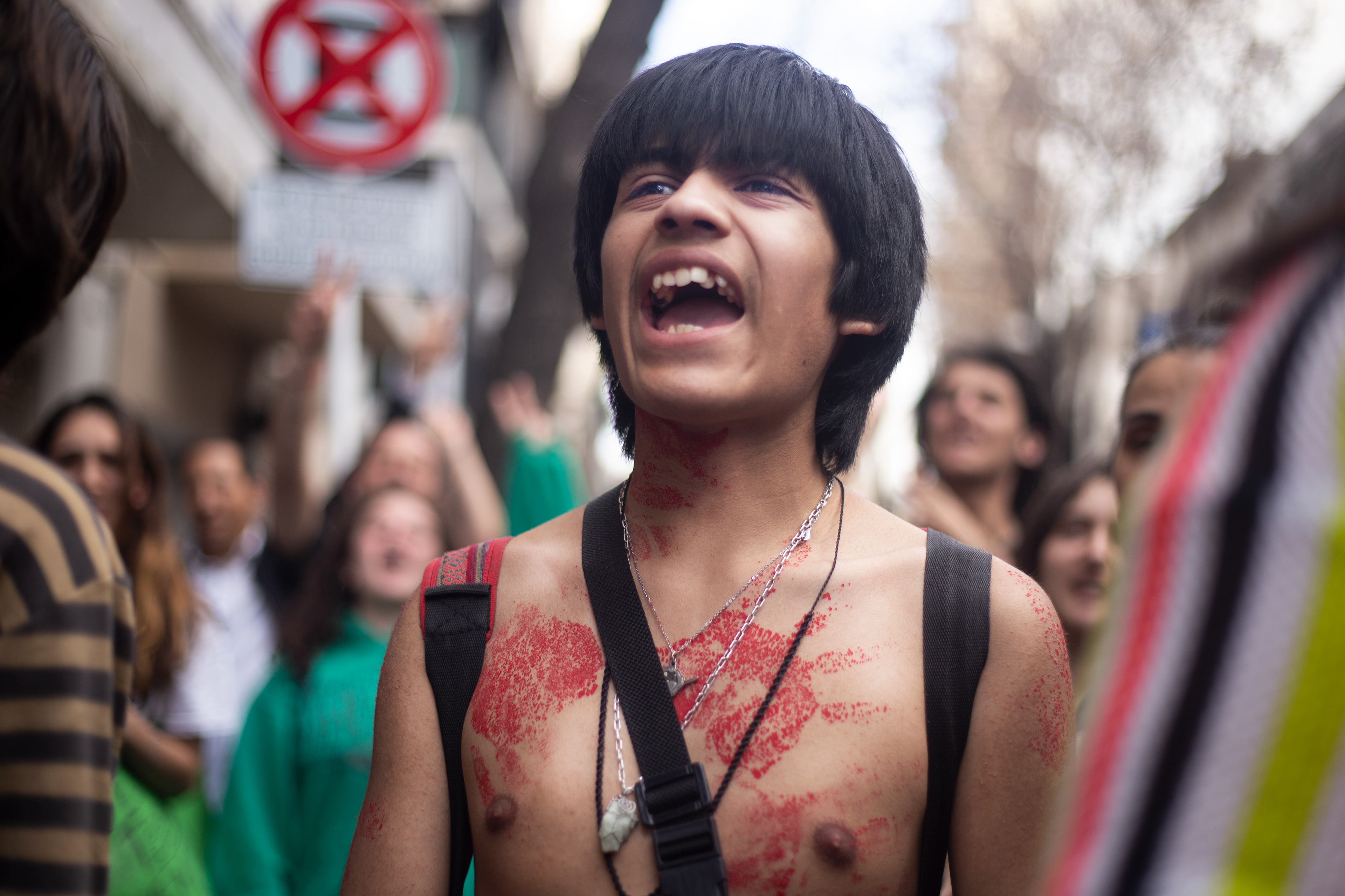 En memoria de los estudiantes desaparecidos de la Noche de los Lápices un estudiante se manifiesta camino a Plaza de Mayo. Septiembre de 2023 / Regina Araujo