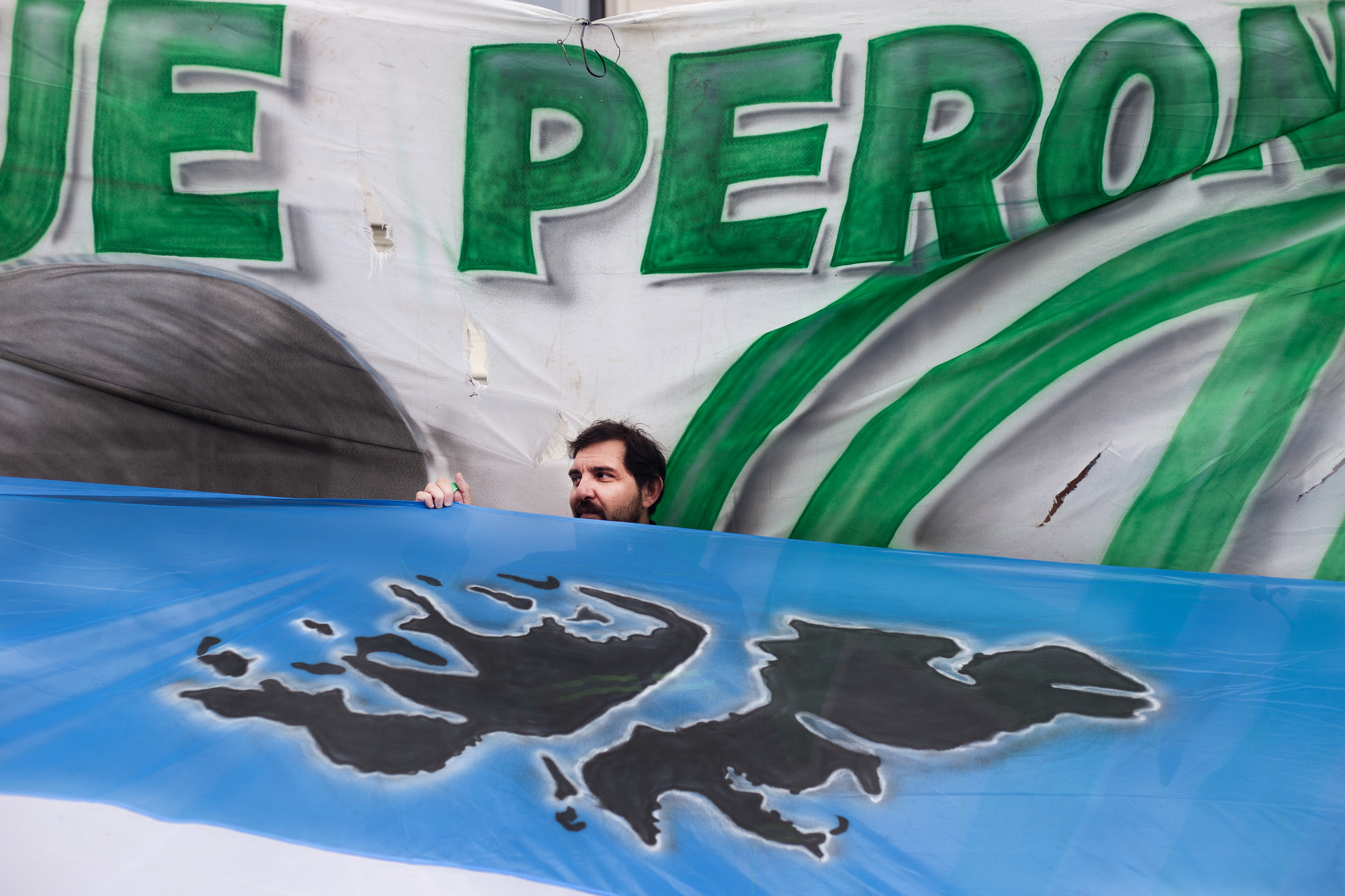 Trabajador se manifiesta en reclamo a la Islas Malvinas el 1 ro de Mayo. Buenos Aires 2024./ Regina Araujo. 