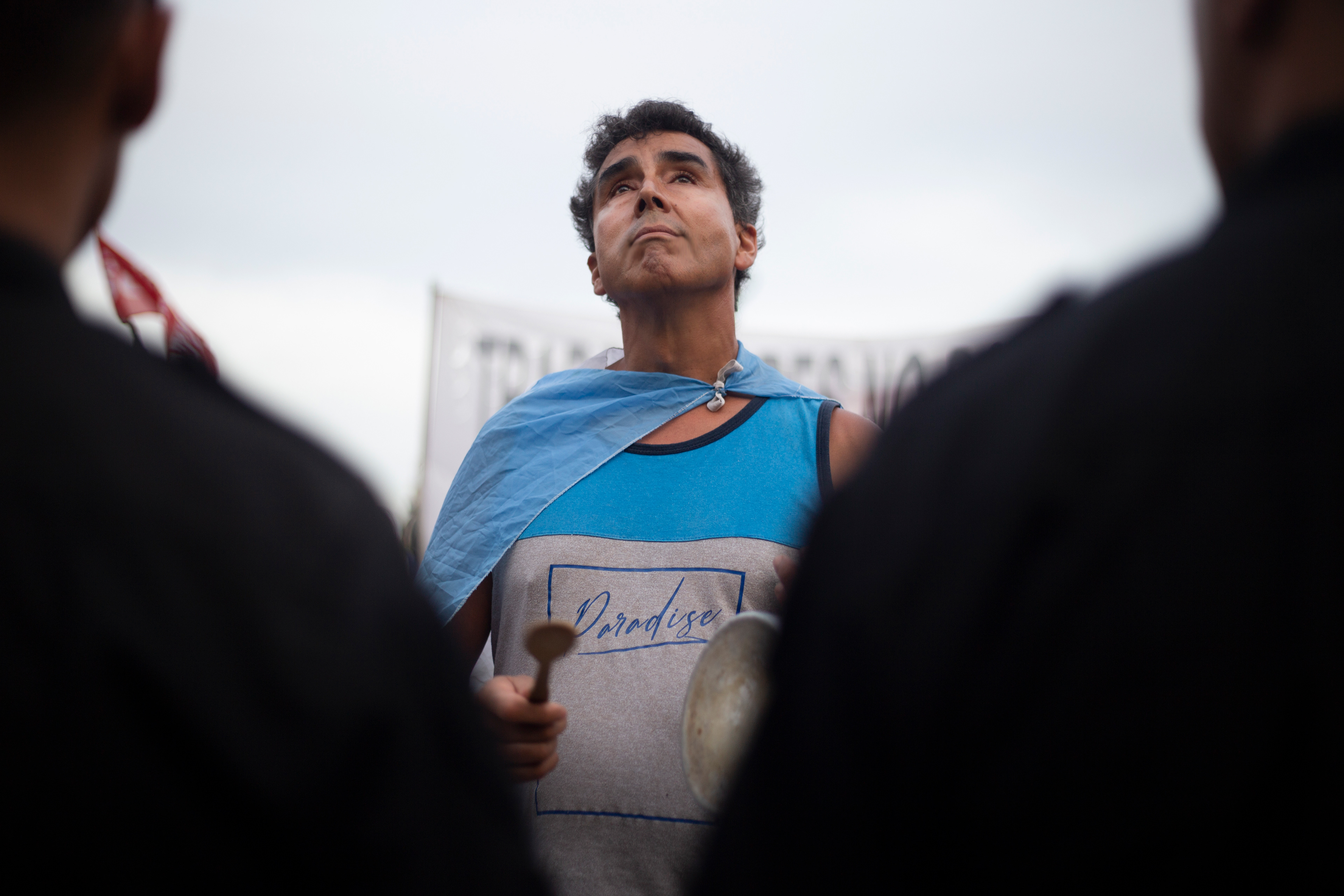 Un manifestante acude al cacerolazo en Plaza de Mayo, en contra de la Ley de Bases. Febrero 2024/ Regina Araujo.