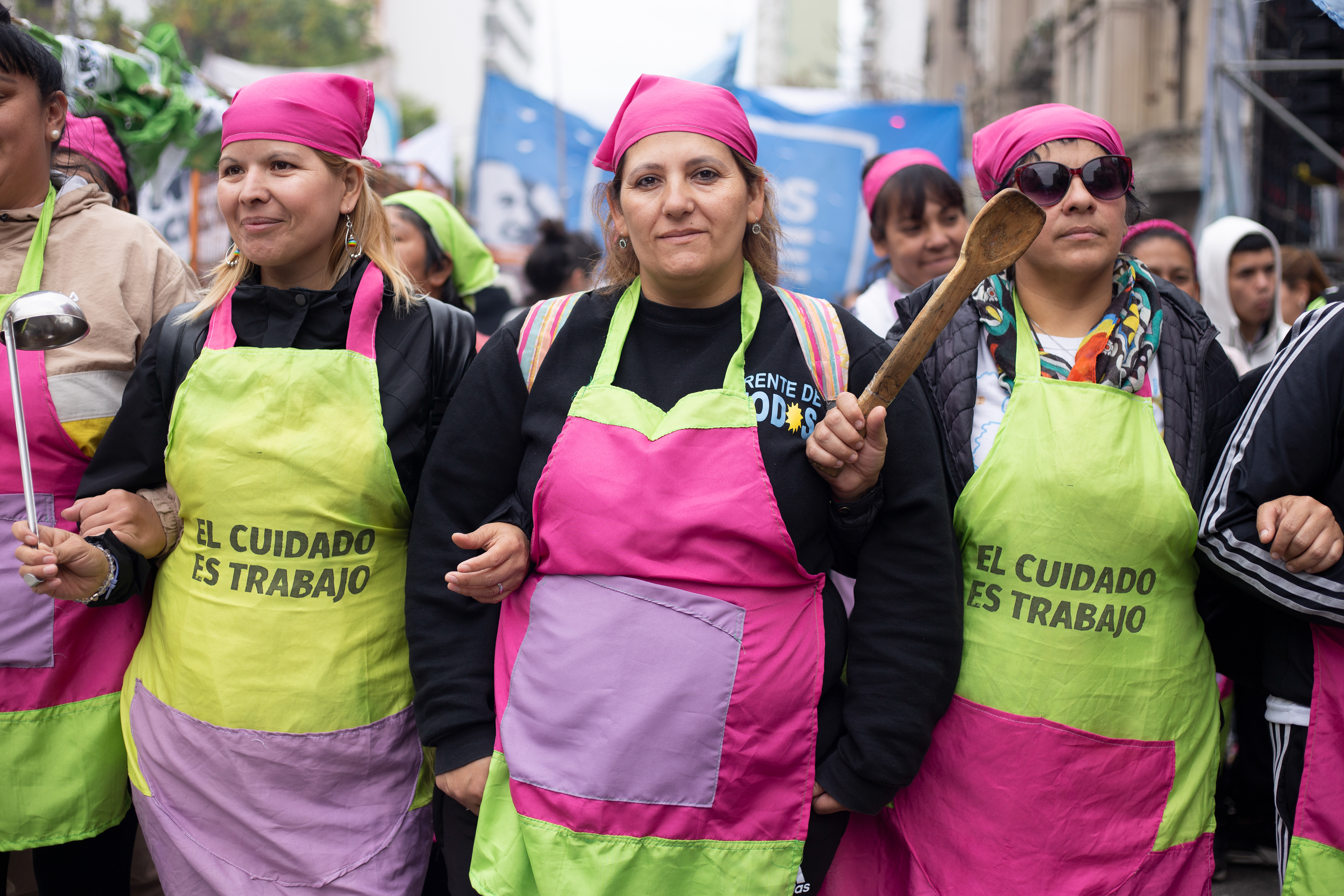 Trabajadoras de comedores populares marchan el 1ro de Mayo, Día del trabajador en reclamo al gobierno de Javier Milei. Buenos Aires, Mayo 2024 / Regina Araujo.