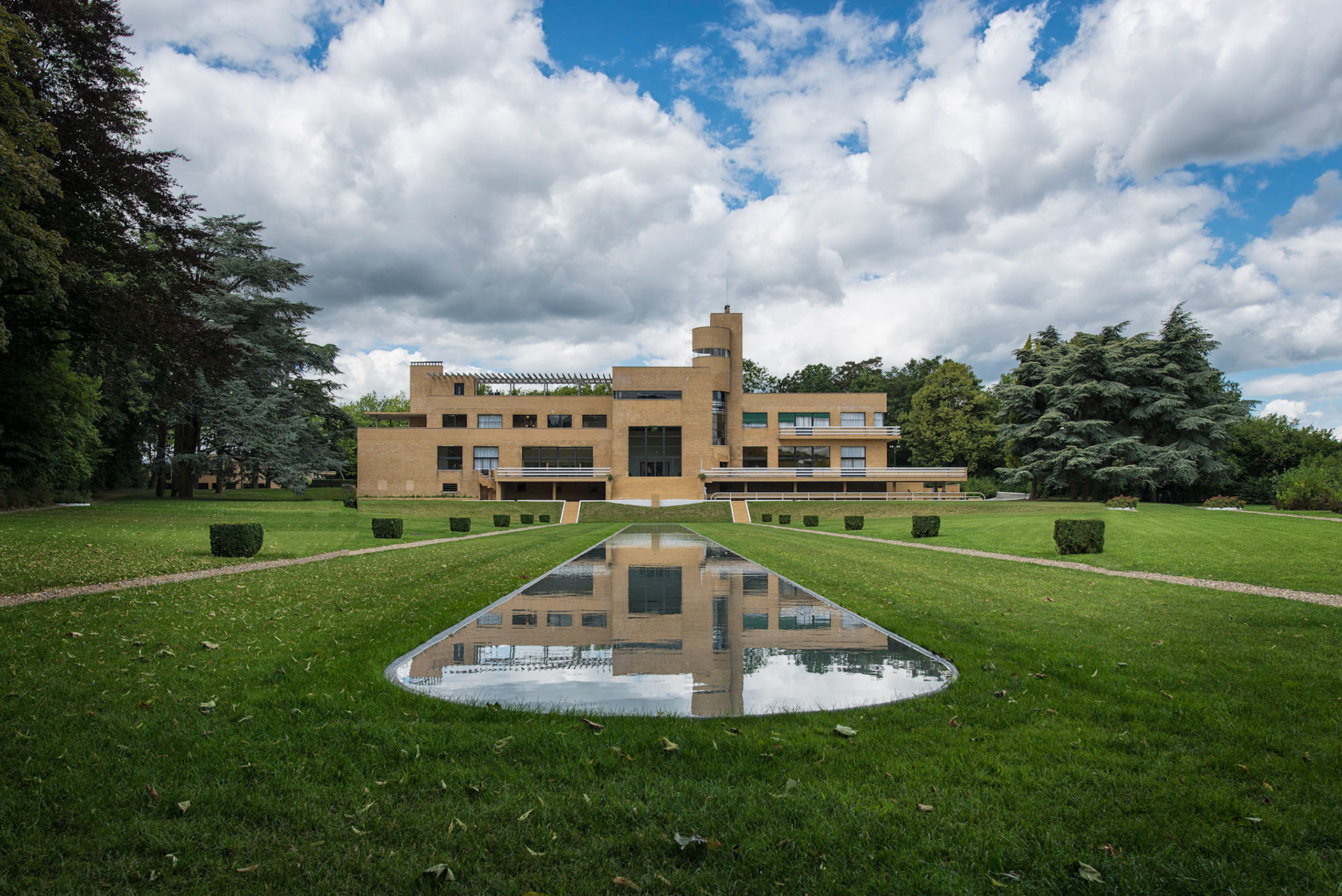 72m Long Water Mirror - Villa Cavrois, Croix, France