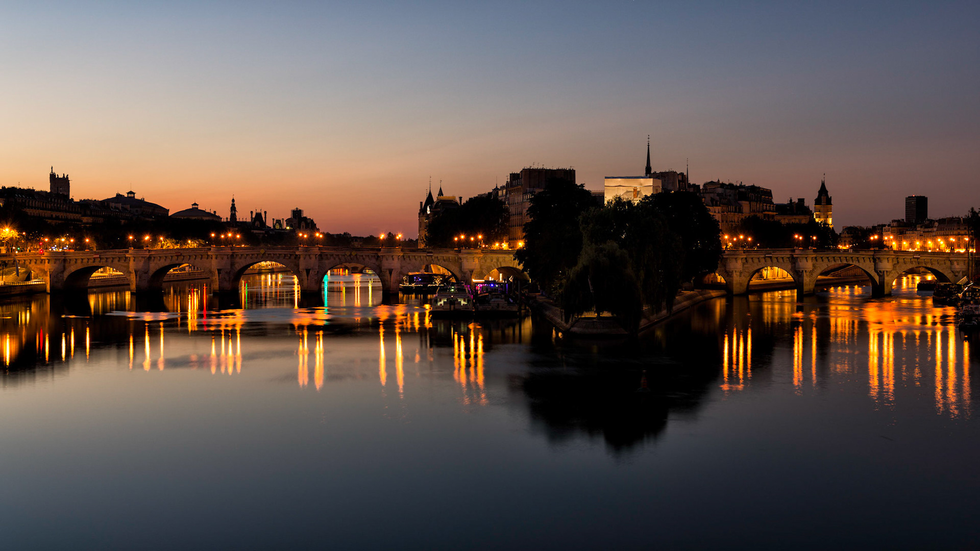Sunrise Pont Neuf and Cite - Paris, France