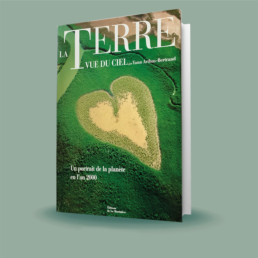 Réalisation de la mise en pages et de la couverture avec l'équipe éditoriale et la fabrication.