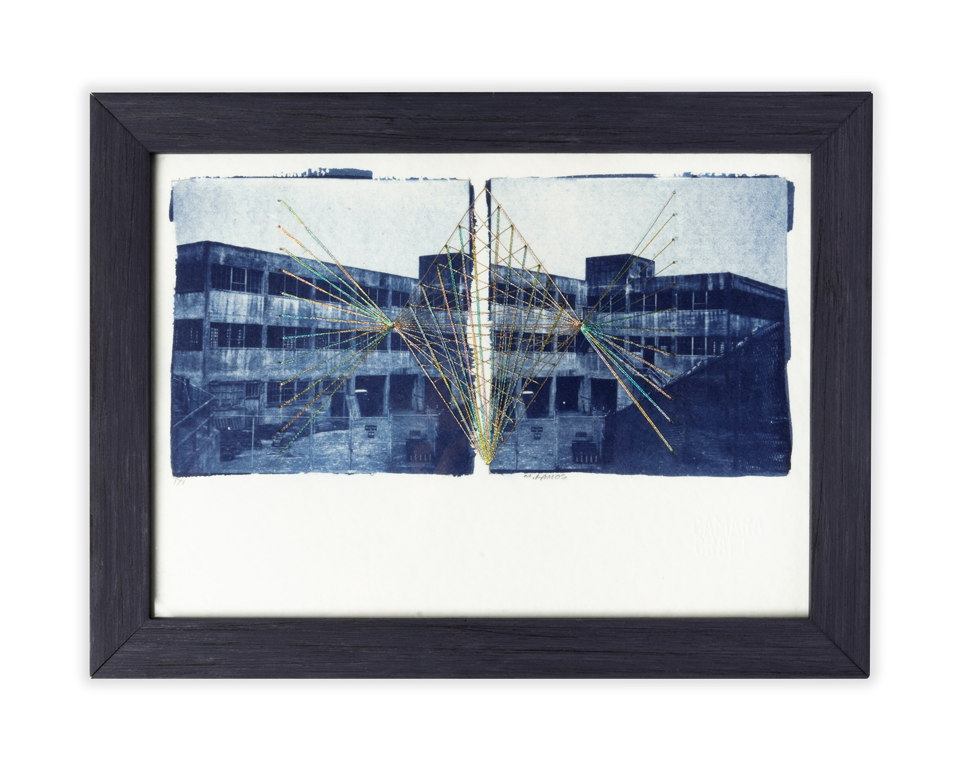 Punto de fuga. Cianotipia sobre papel con hilo metálico .