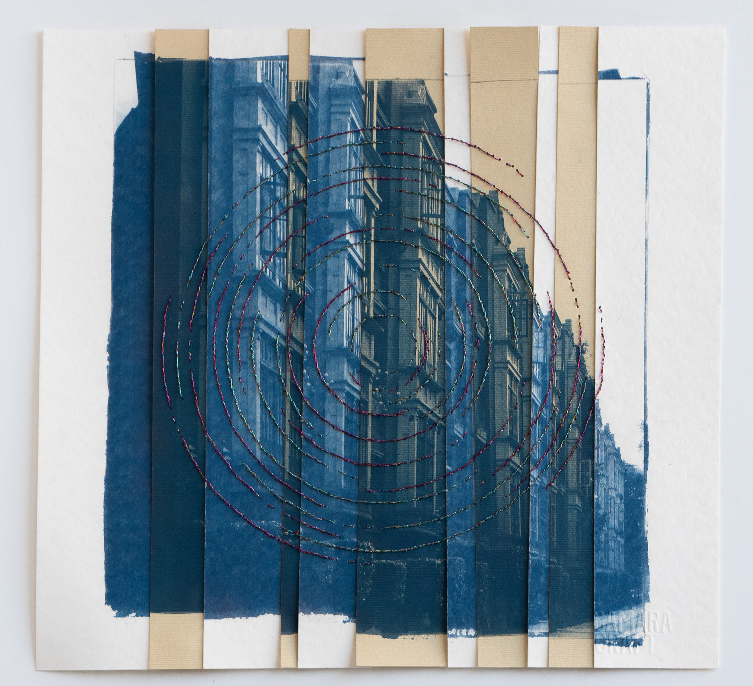 Reconstrucción. cianotipia sobre papel e hilo metálico.