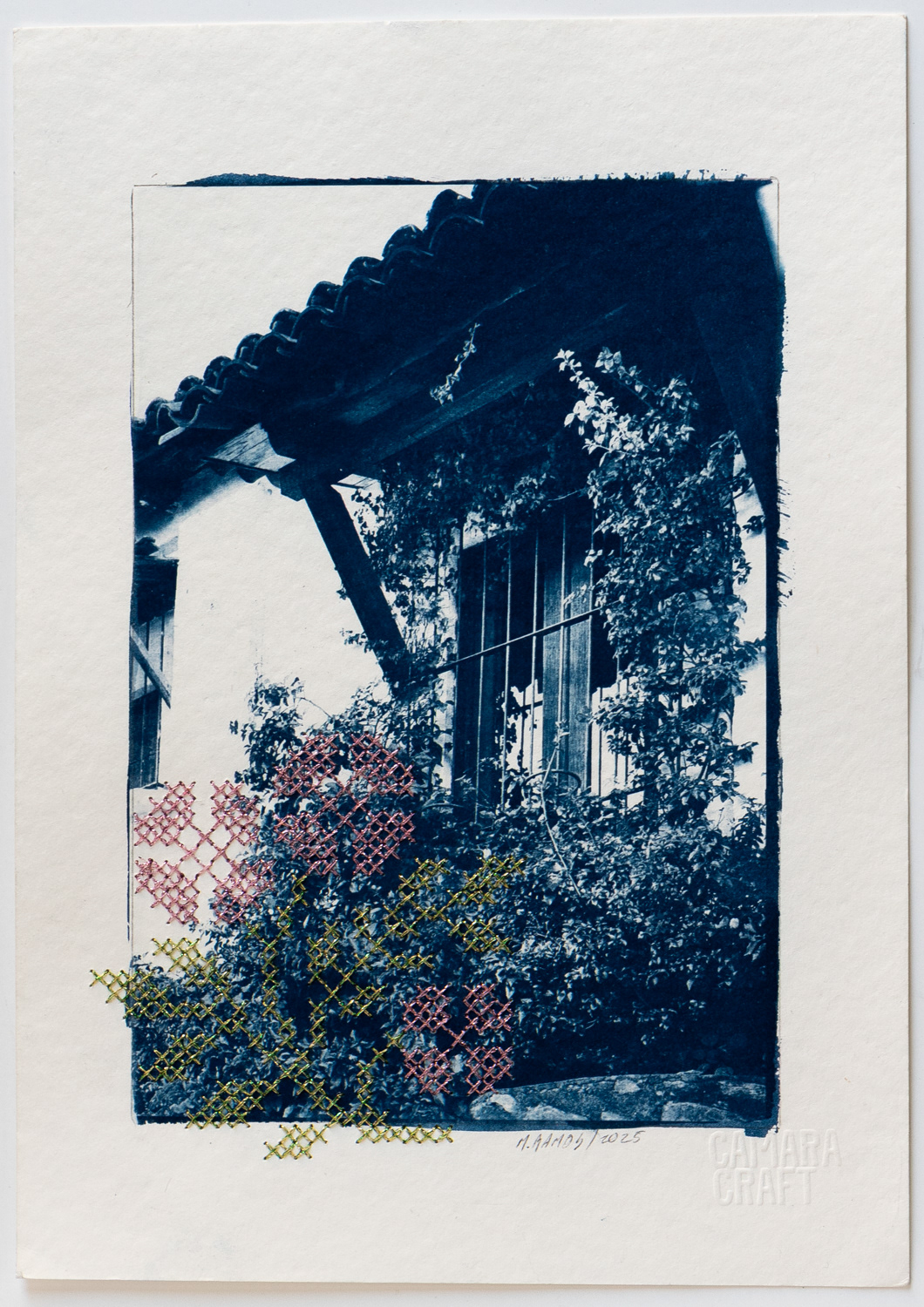 Ventana y flores. cianotipia sobre papel algodón y bordado en punto de cruz.