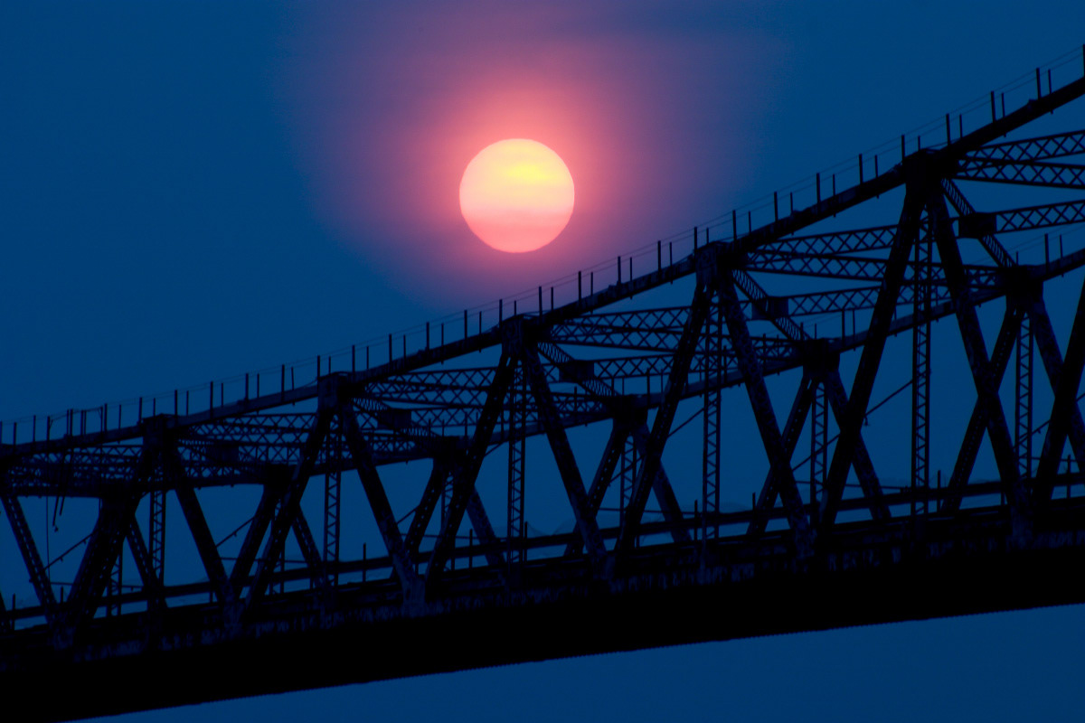 Ponte Hercílio Luz e por do sol azul