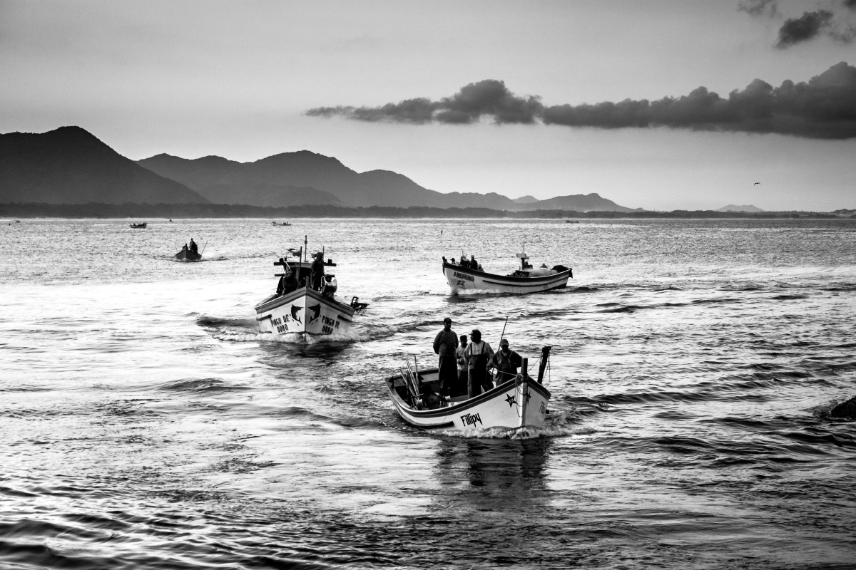 Pescadores retornam pela canal da Barra da Lagoa