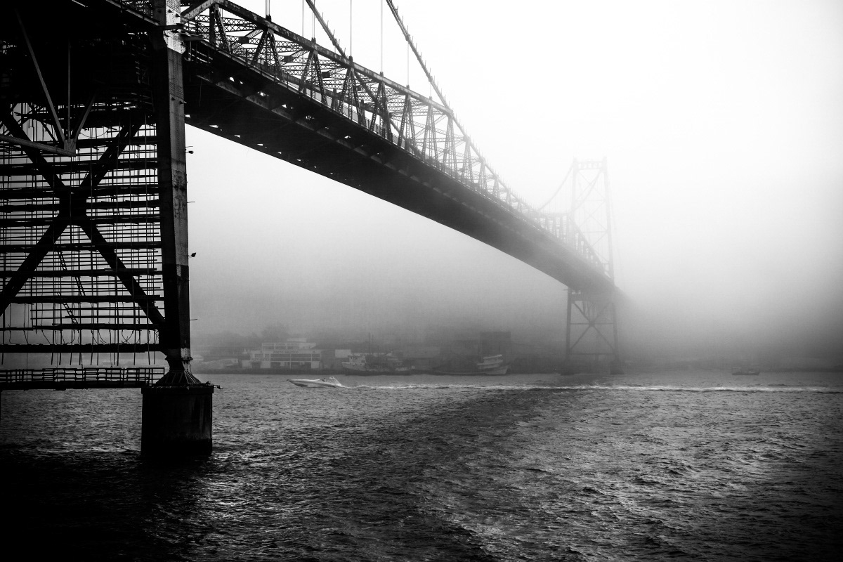 Ponte e neblina