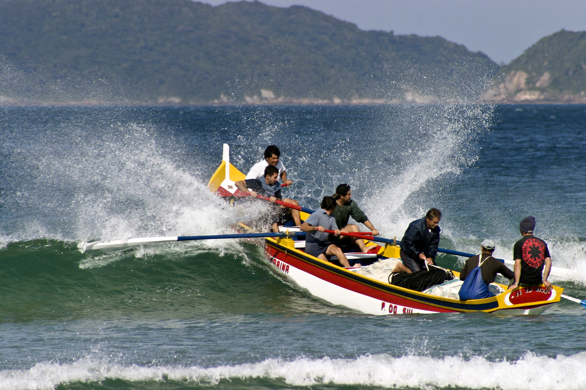 Canoa Osmarina na arrebentacao