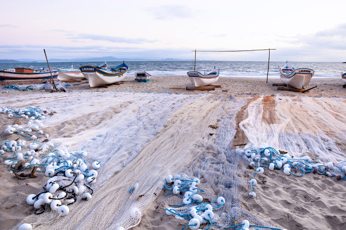 Canoas e rede na praia de canasvieiras