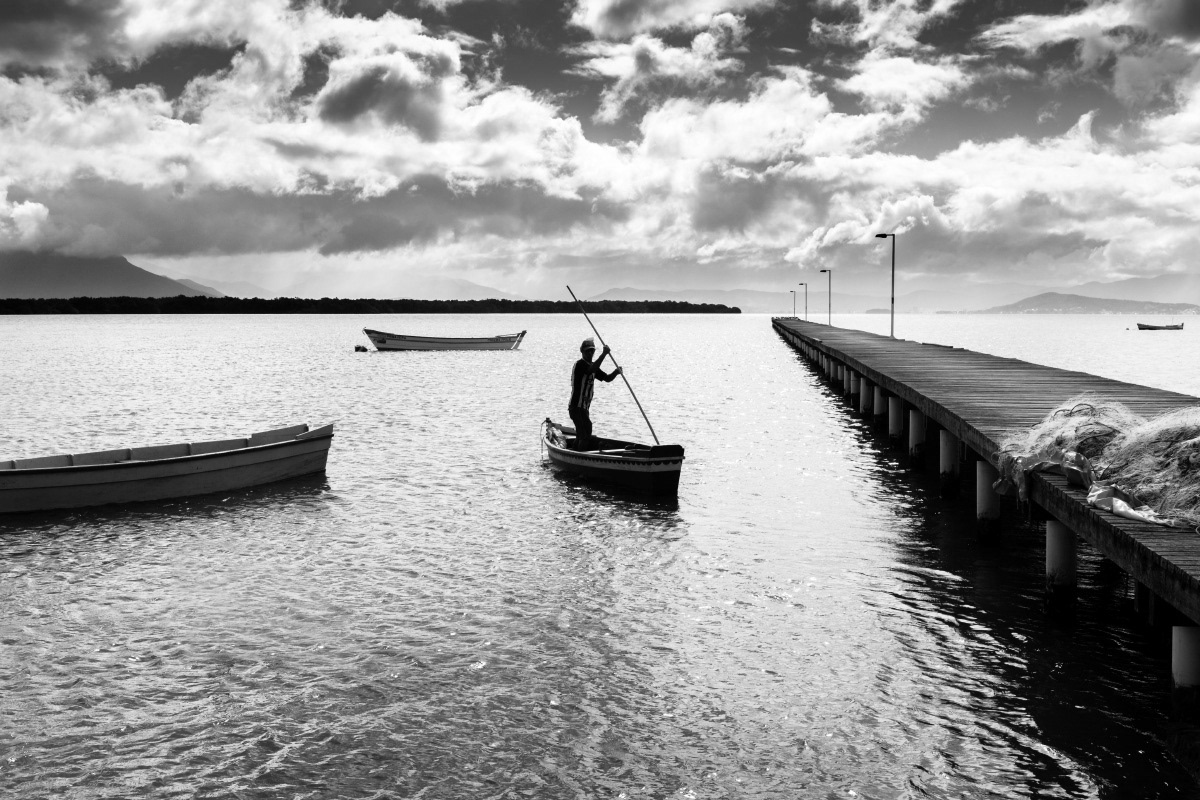 Pescador na Costeira do Pirajubae