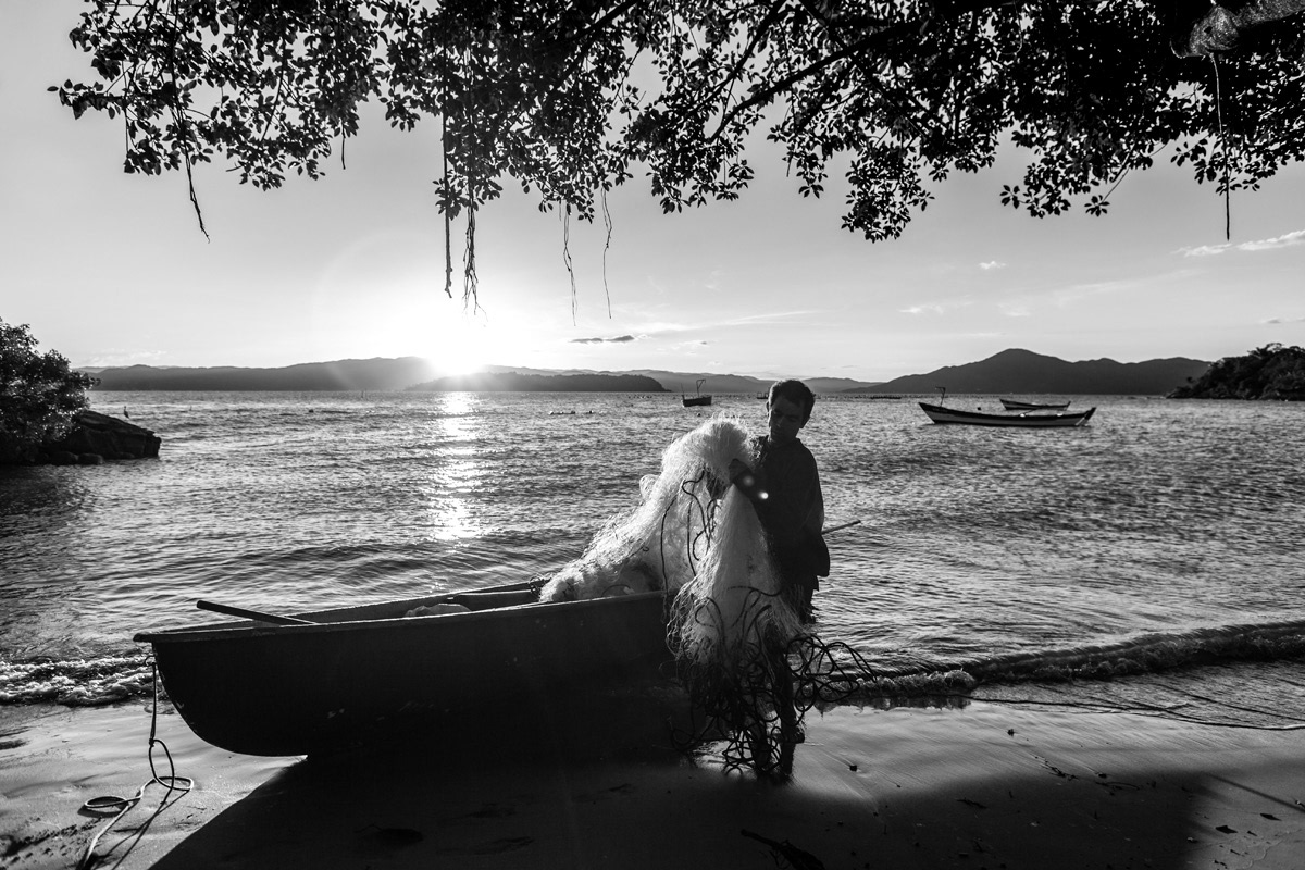 Pescador na Praia do Sambaqui