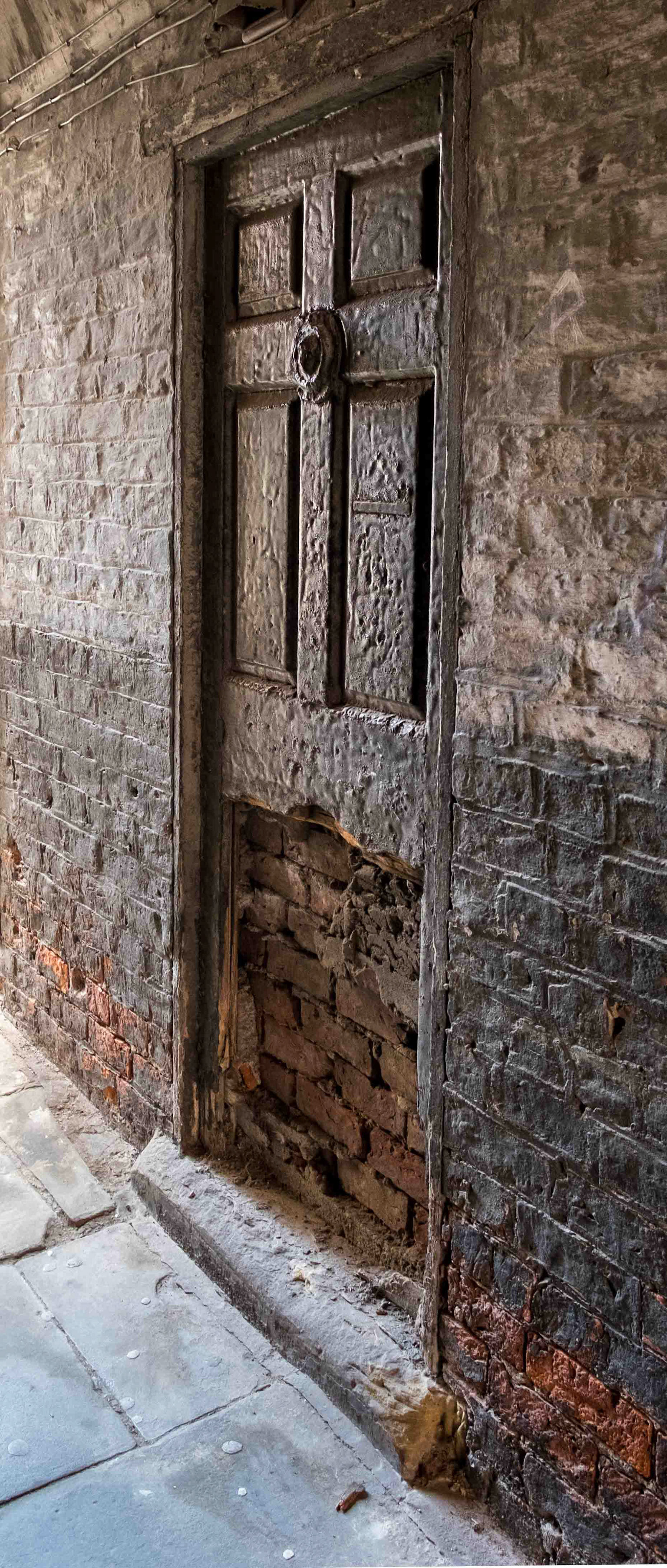 Old Door In Jennel - Hull East Yorkshire UK 2016