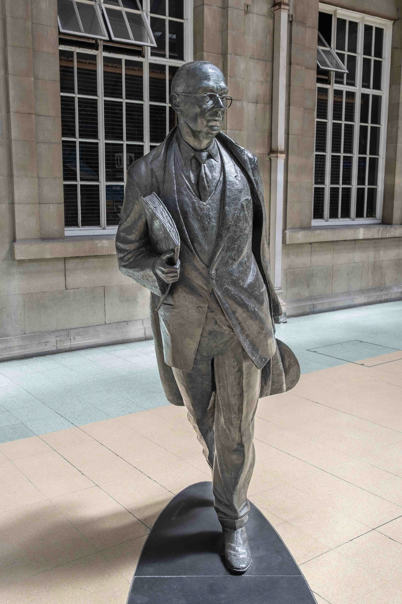 Philip Larkin in Bronze by Martin Jennings - Hull Railway Station East Yorkshire UK 2020