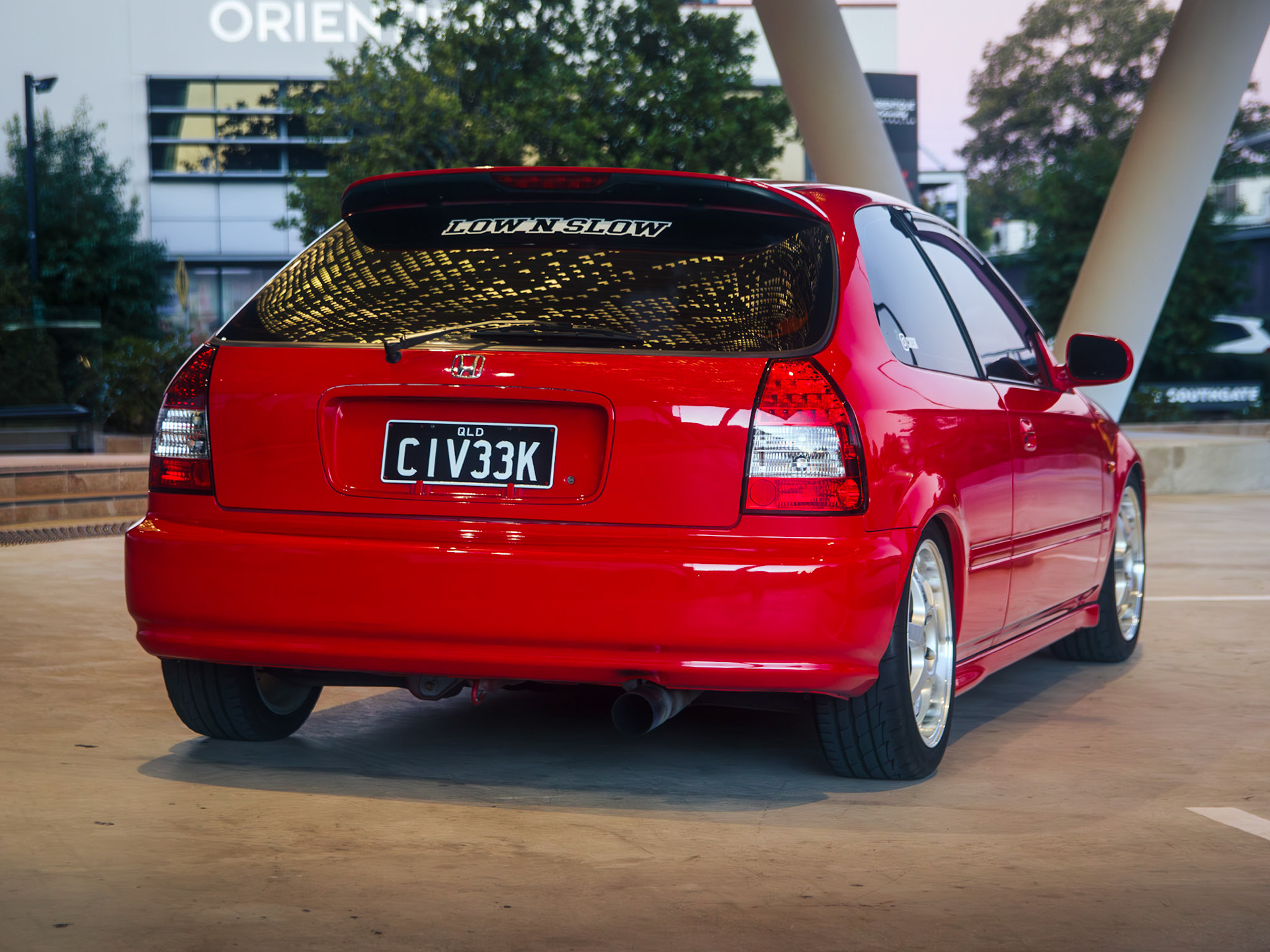 ISO 1000 50.0 mm f / 2.8 1/60 sec