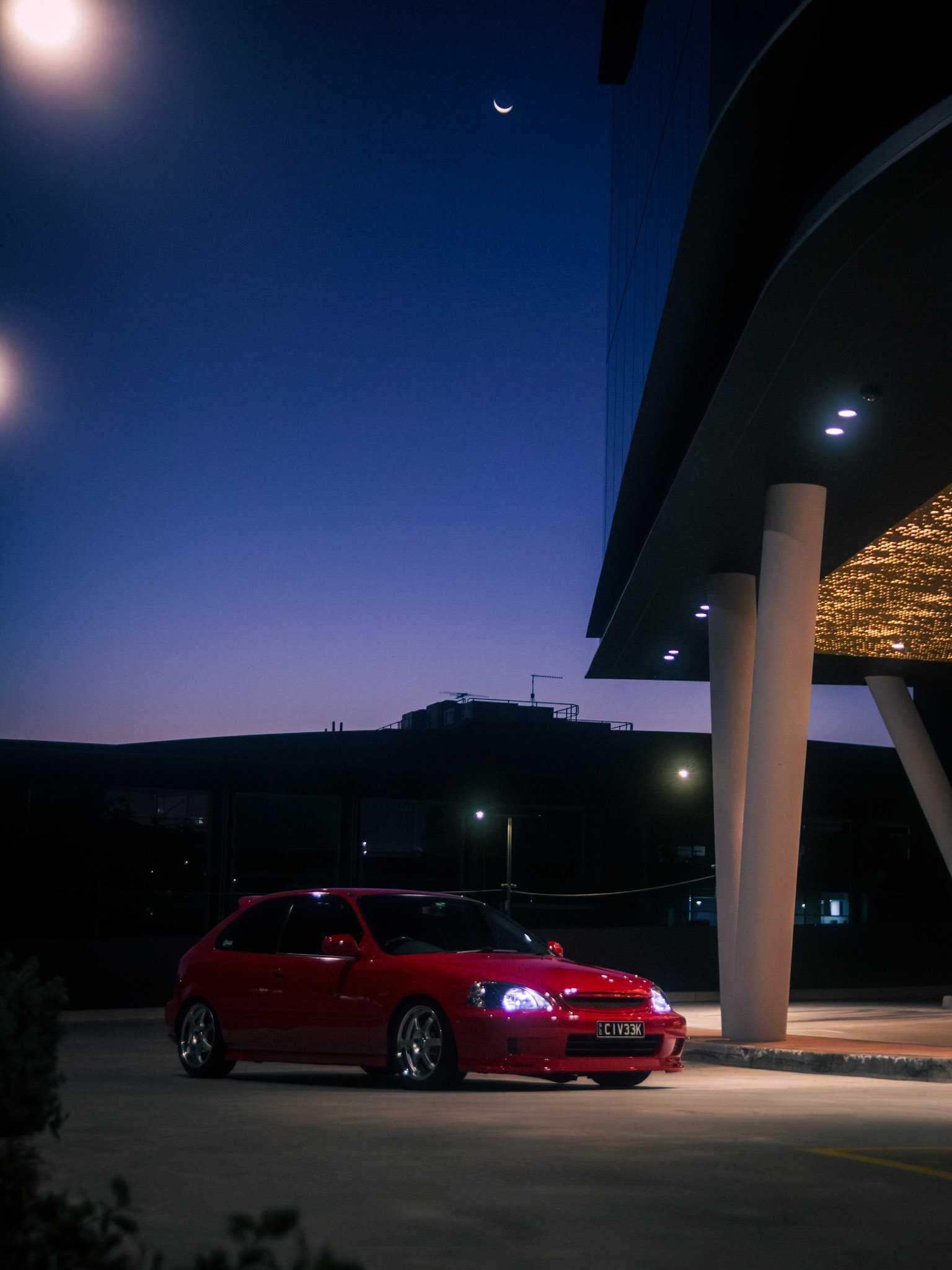 ISO 1600 33.0 mm f / 2.8 1/50 sec