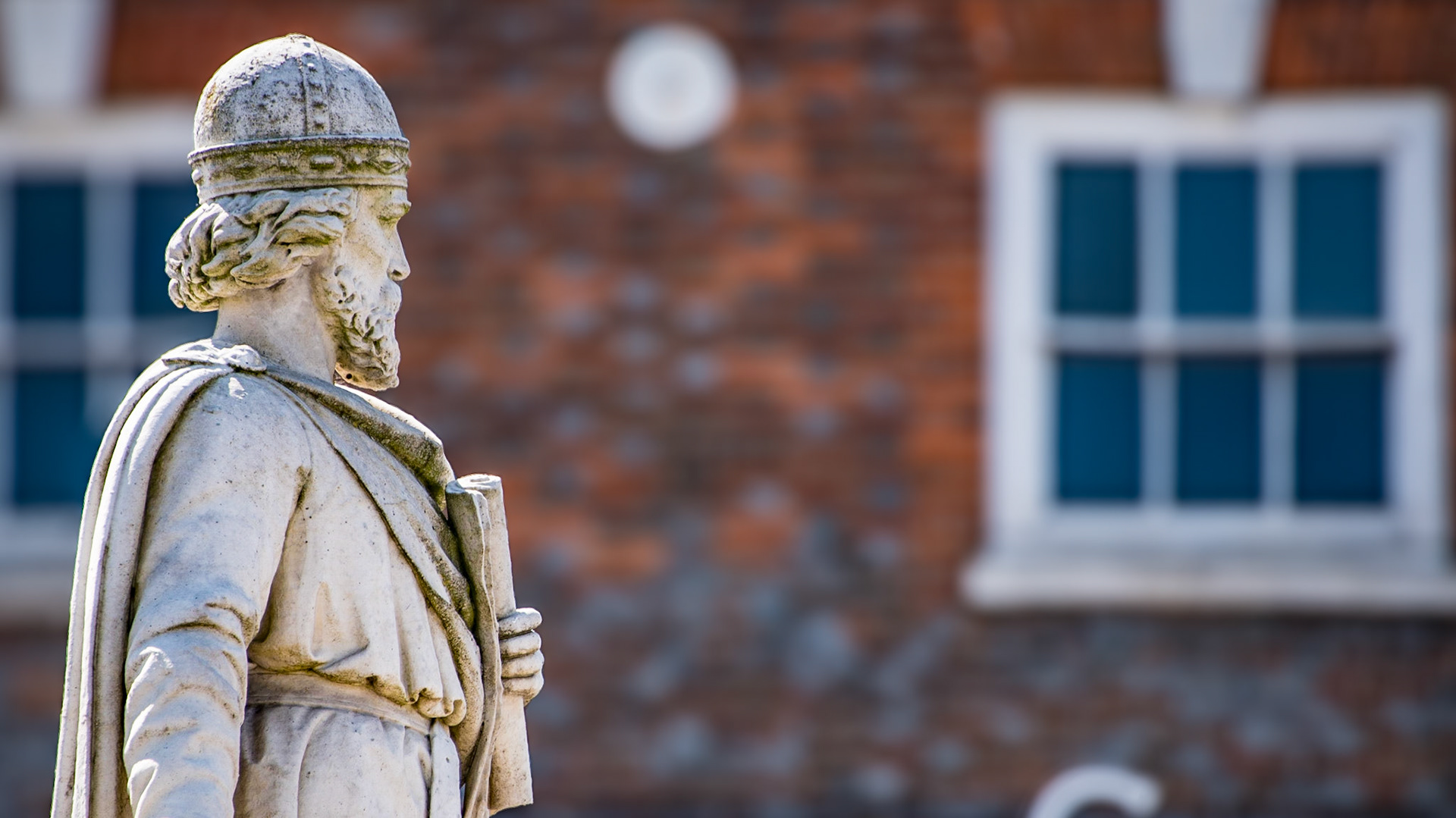 Statue of King Alfred in Wantage, August 2016
