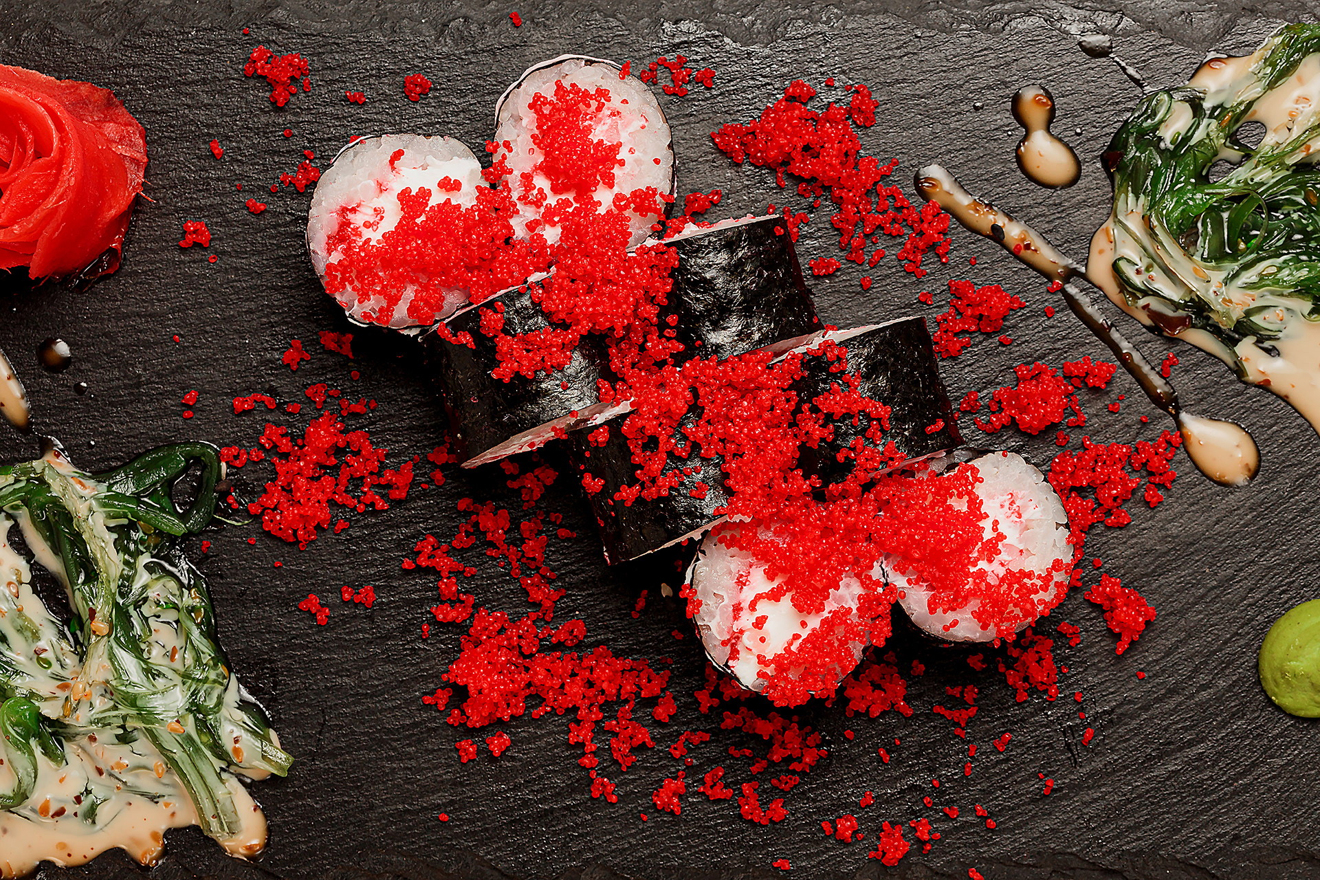 Фуд фотография Роллы на чёрном сланце