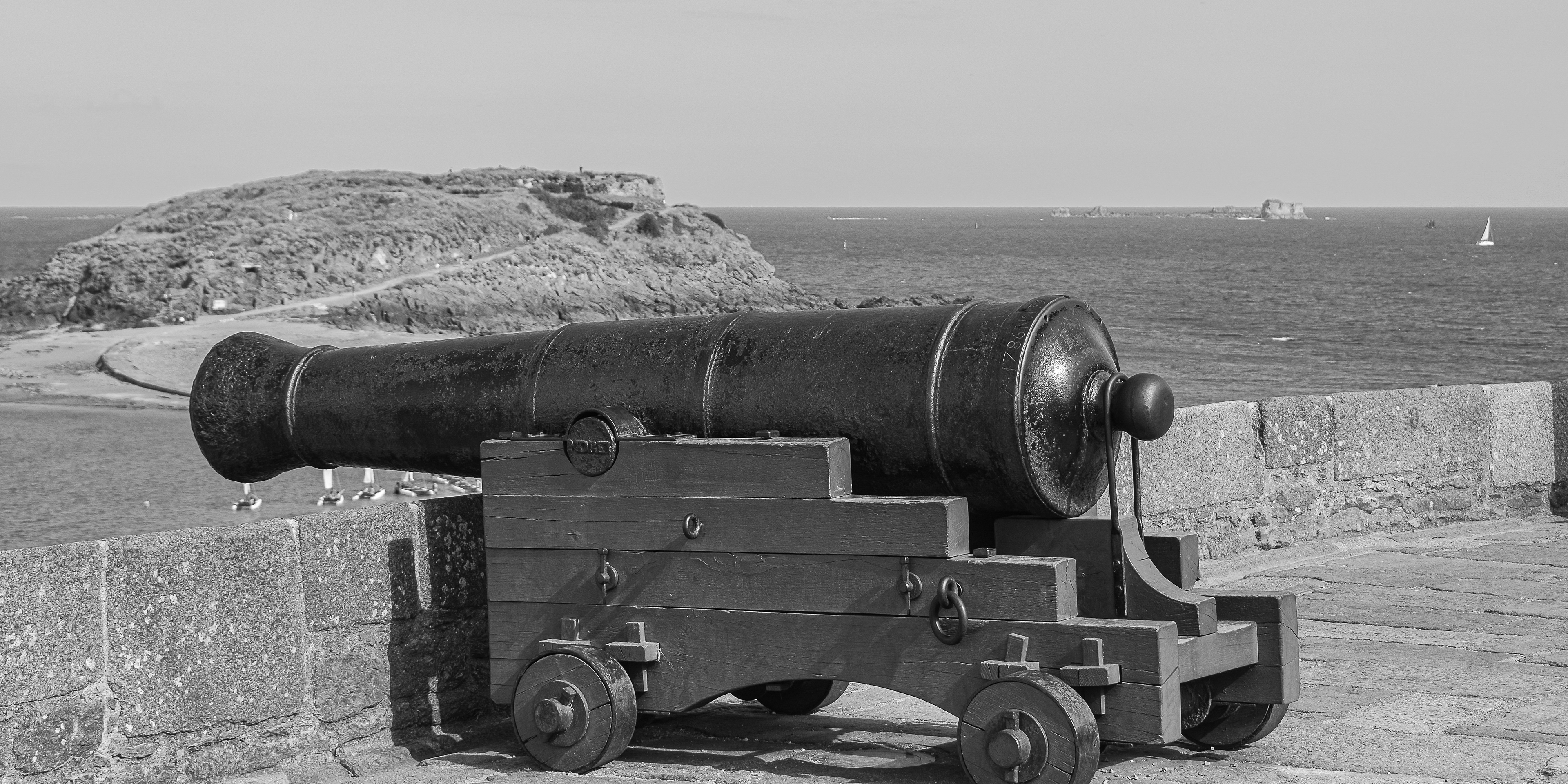 Un canon datant de 1786 sur les Remparts de Saint Malo, photo noir et blanc 118