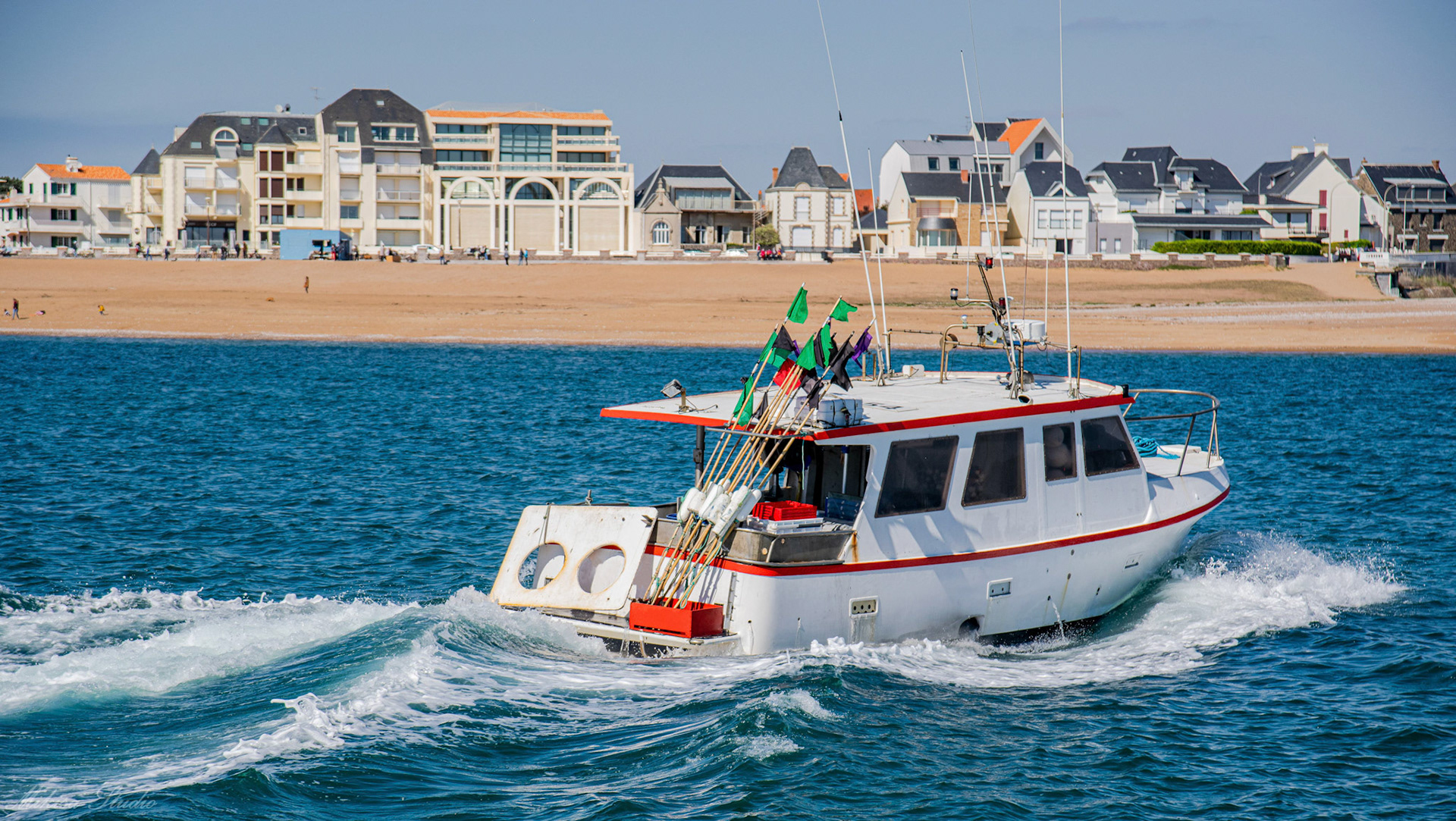 Bateau de pêche rentrant de le chenal du port de Saint Gilles Croix de Vie, photo 19