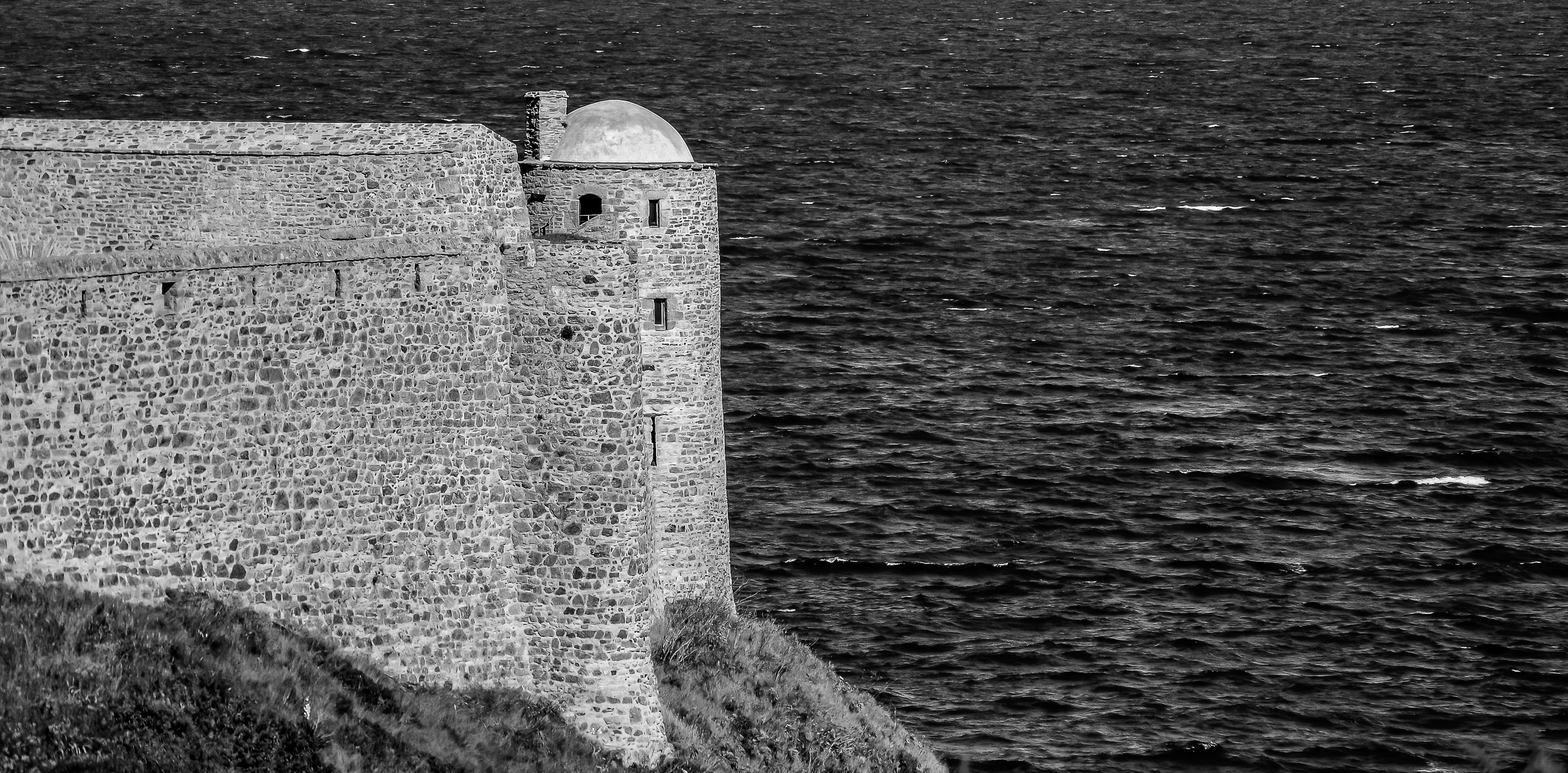 Tour des arbalétriers du Château de la Roche Goyon en baie de Saint-Malo, Plévenon en Bretagne, photo noir et blanc 100