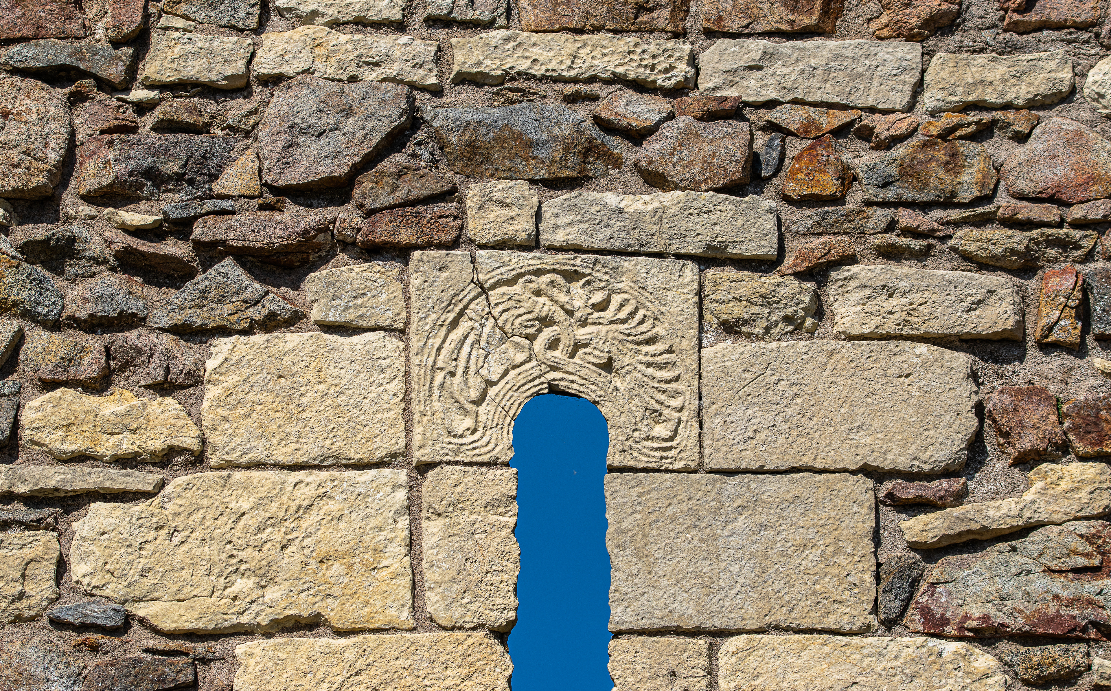 Moulure sur une ancienne ouverture, vestige de l' église romane Saint Nicolas de Brem Sur Mer, Vendée France, photo 123