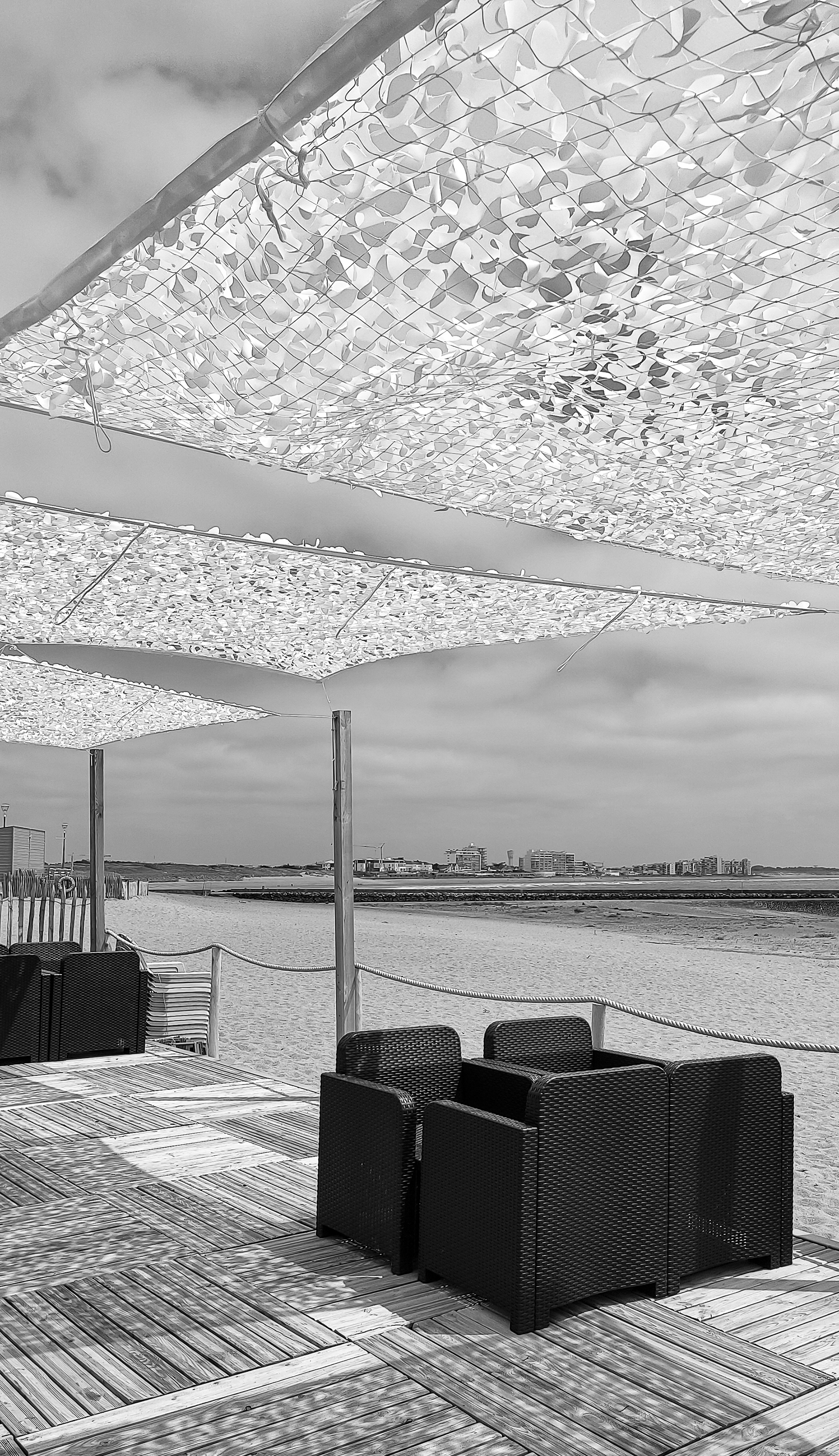 Une terrasse des cabanes de snacking de Boisvinet de Saint Gilles Croix de Vie, photo noir et blanc 33