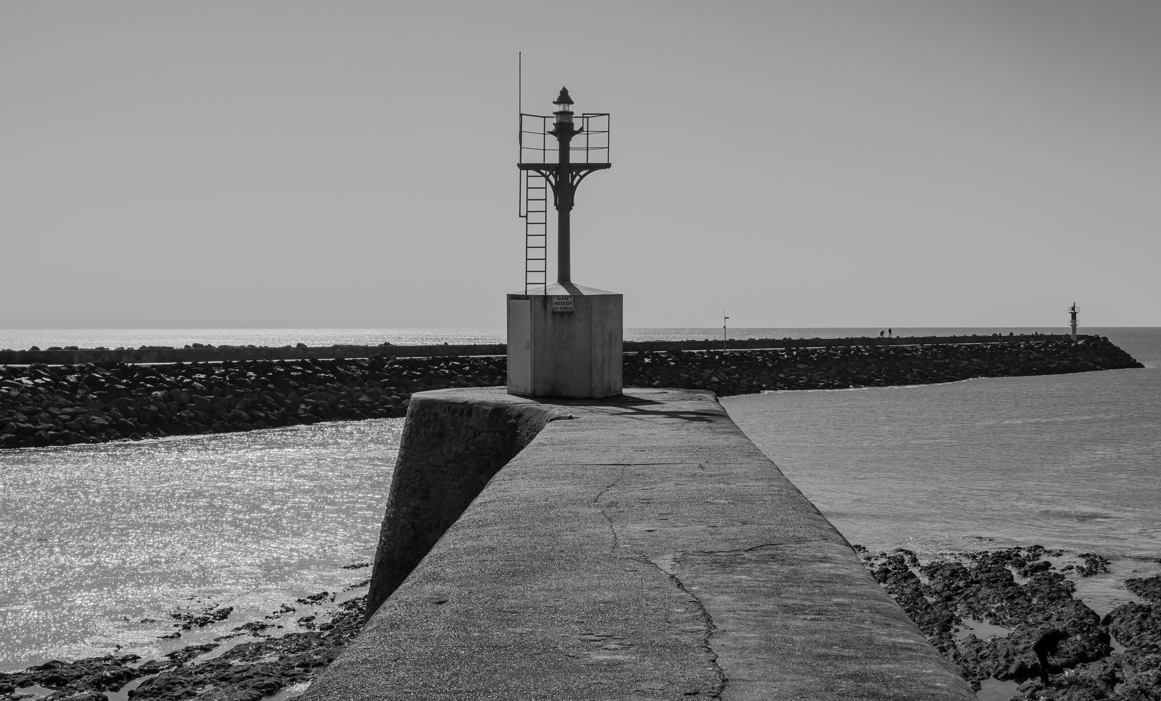 Photo noir et blanc du phare d'entrée du chenal, port de Saint Gilles Croix de Vie, Vendée France, photo37