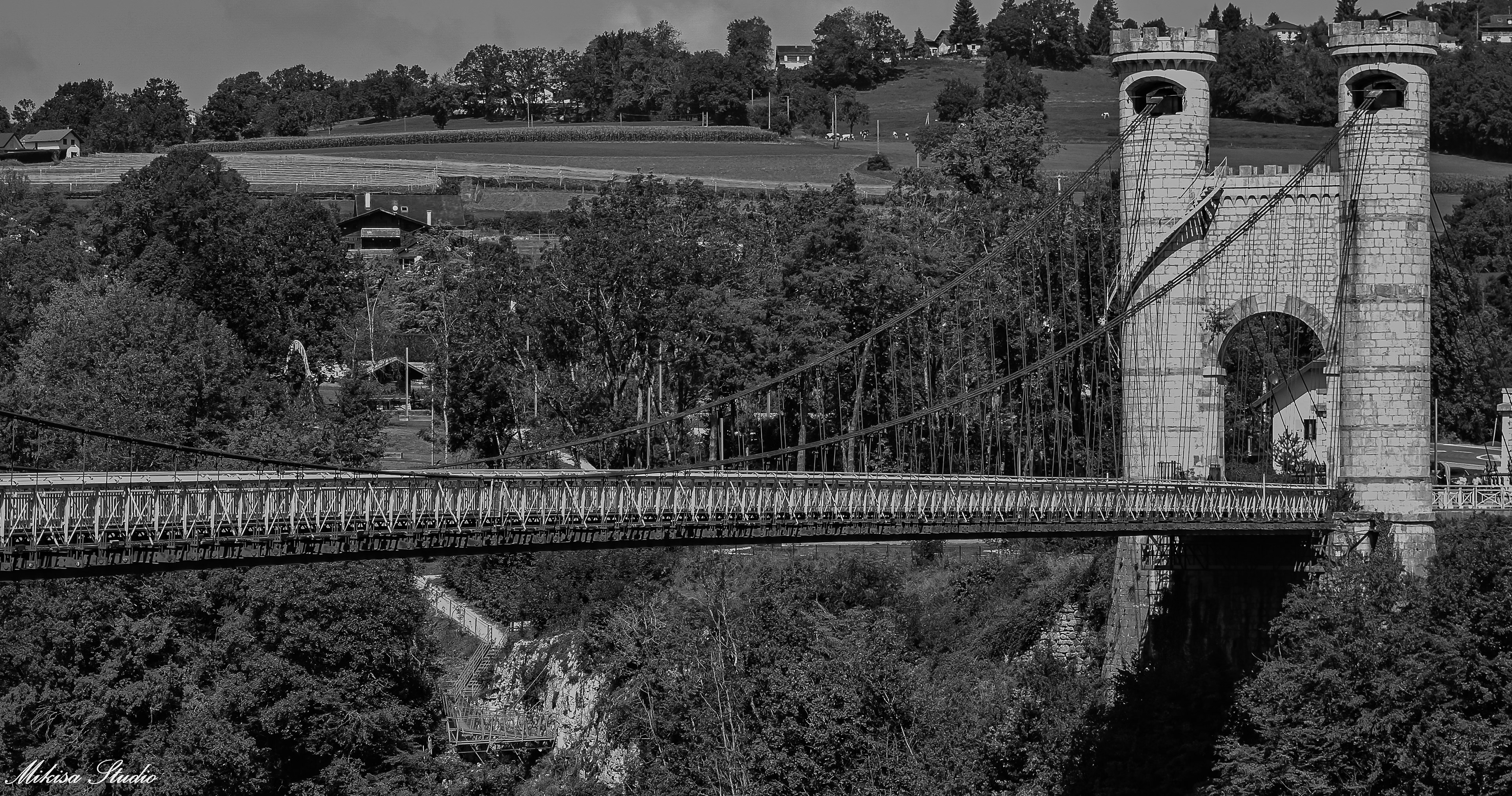 Pont Charles-Albert, couramment appelé pont de la Caille, sinauguré en 1839, Haute-Savoie en région Auvergne-Rhône-Alpe, photo noir et blanc 137