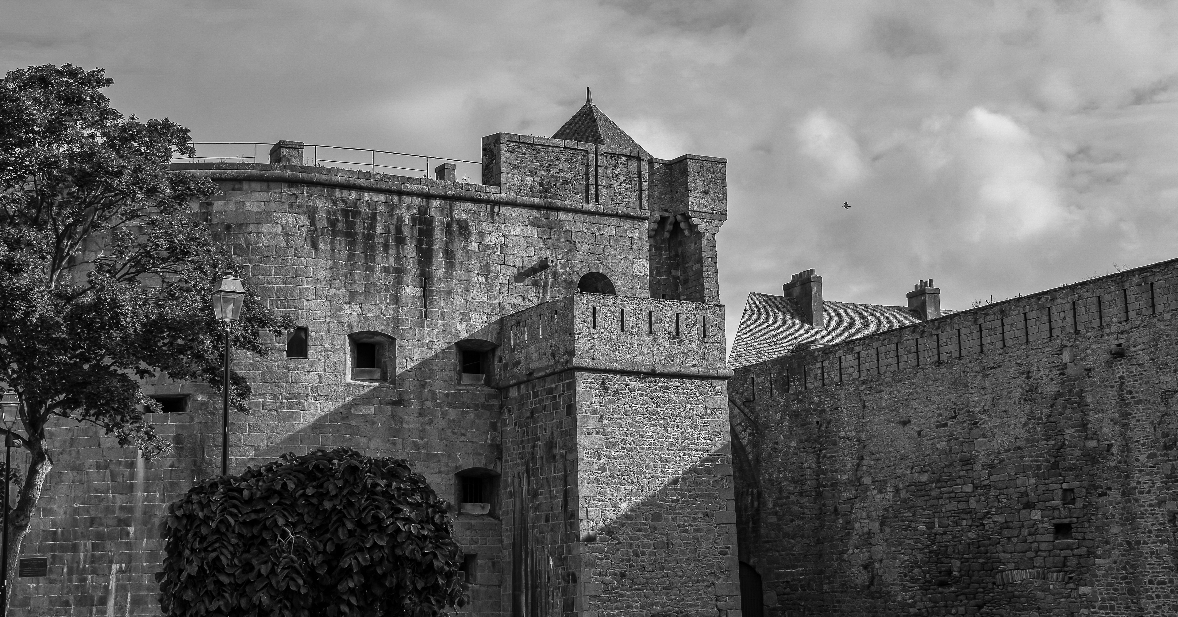 château de Saint-Malo est un édifice édifié entre le XVe siècle et le XVIIIe siècle par les ducs de Bretagne, photo noir et blanc 120
