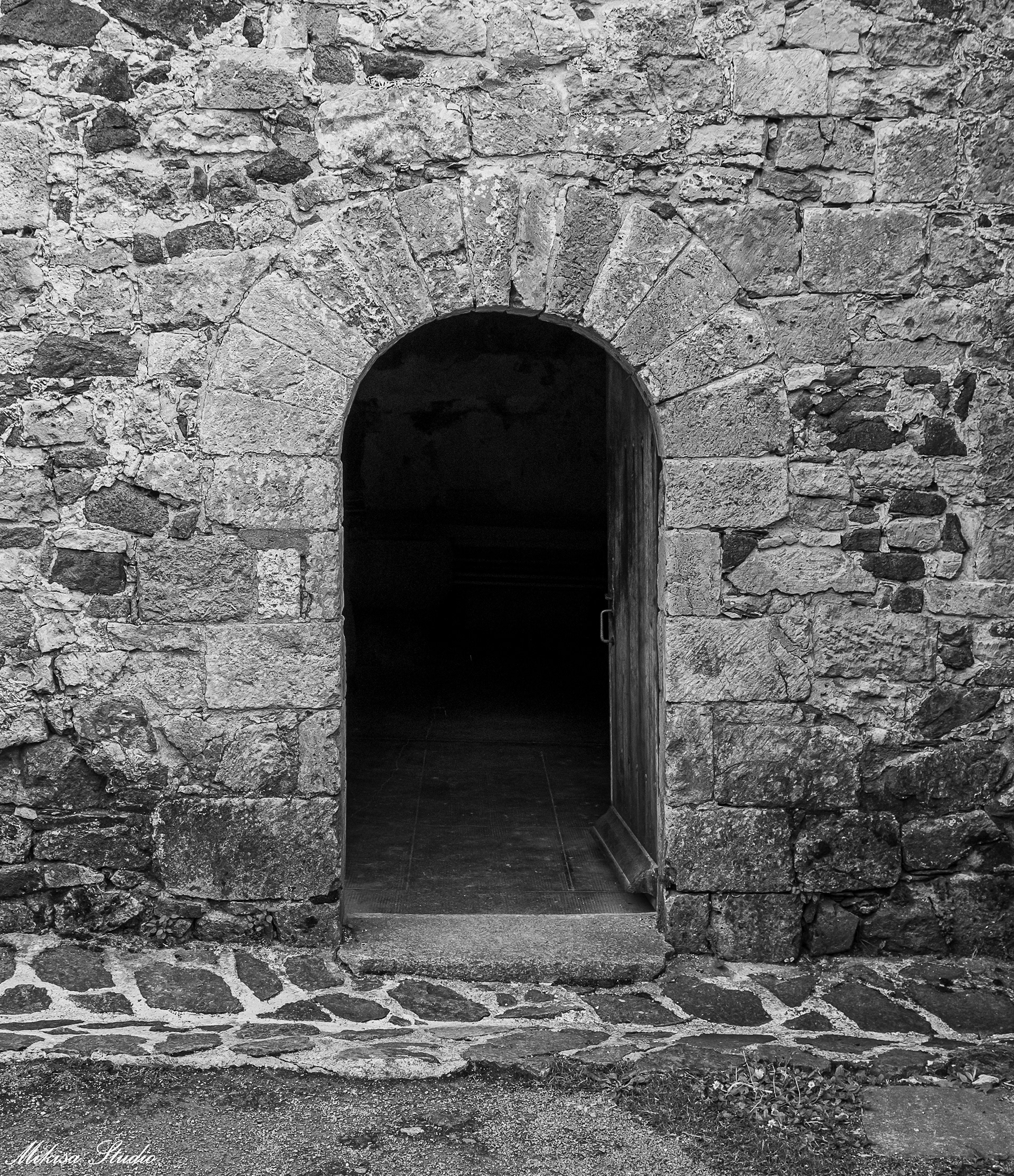 Petite entrée sur le côté de l' église romane Saint Nicolas de Brem Sur Mer, Vendée France photo noir et blanc 128