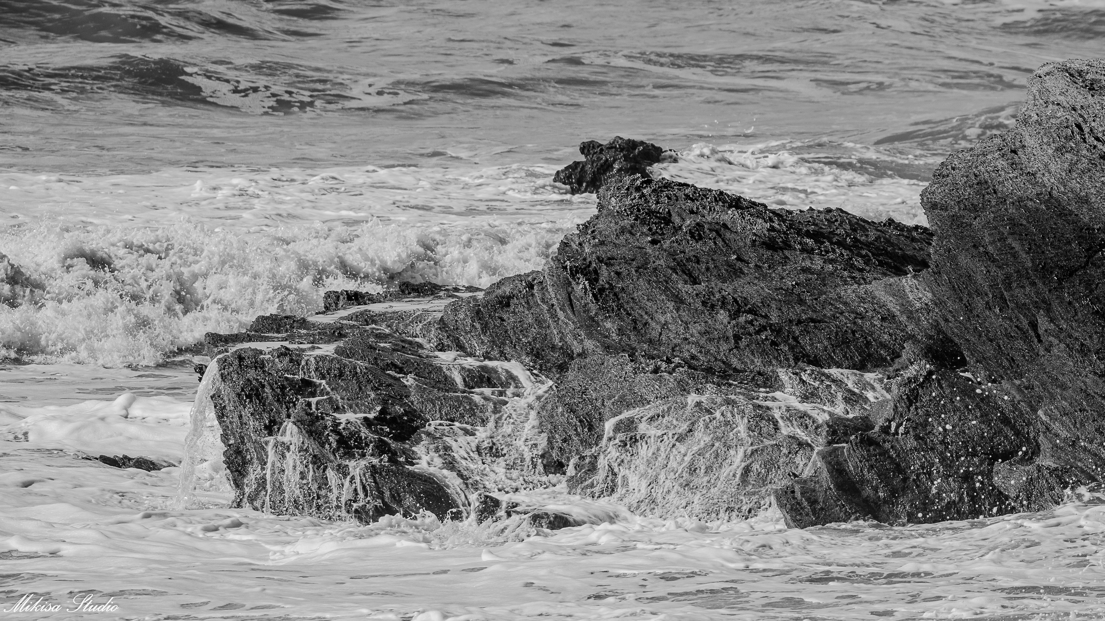L'eau s'écoule du rocher l'océan remonte, récifs de Brétignolles Sur Mer, photo noir et blanc 83
