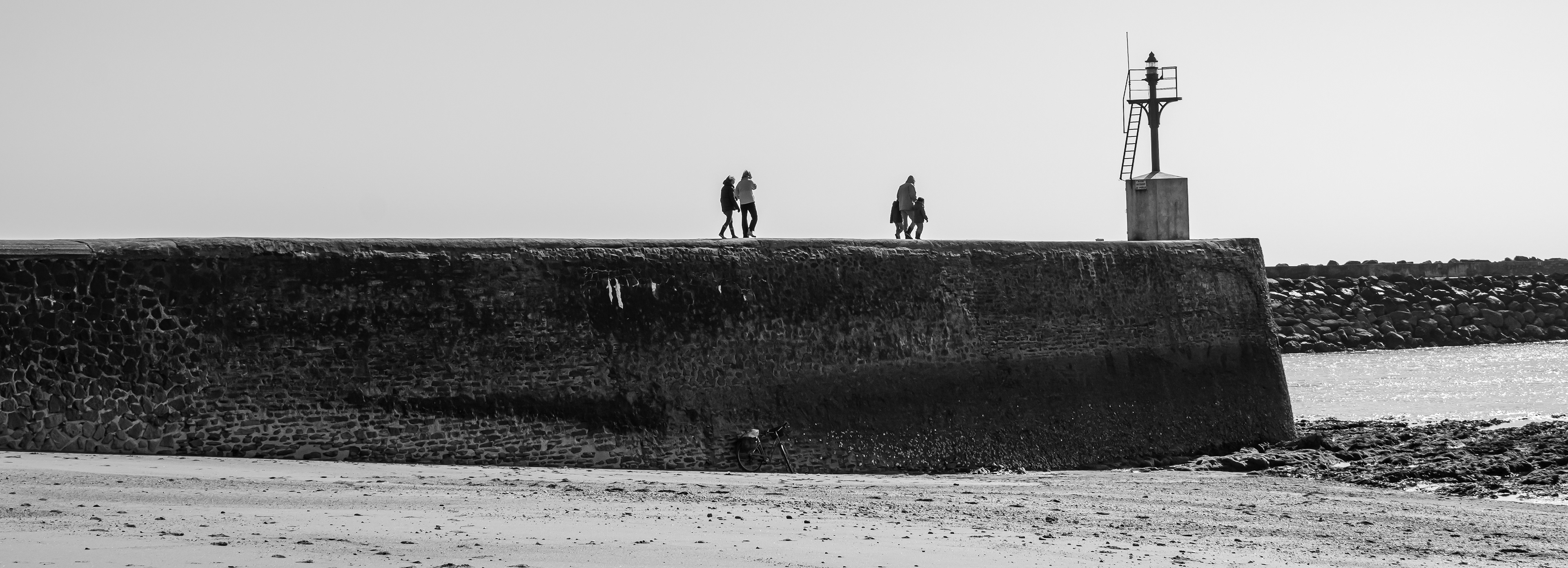 Photo noir et blanc de touristes sur la digue du chenal de Boisvinet, Saint Gilles Croix de Vie, Vendée France, photo 36