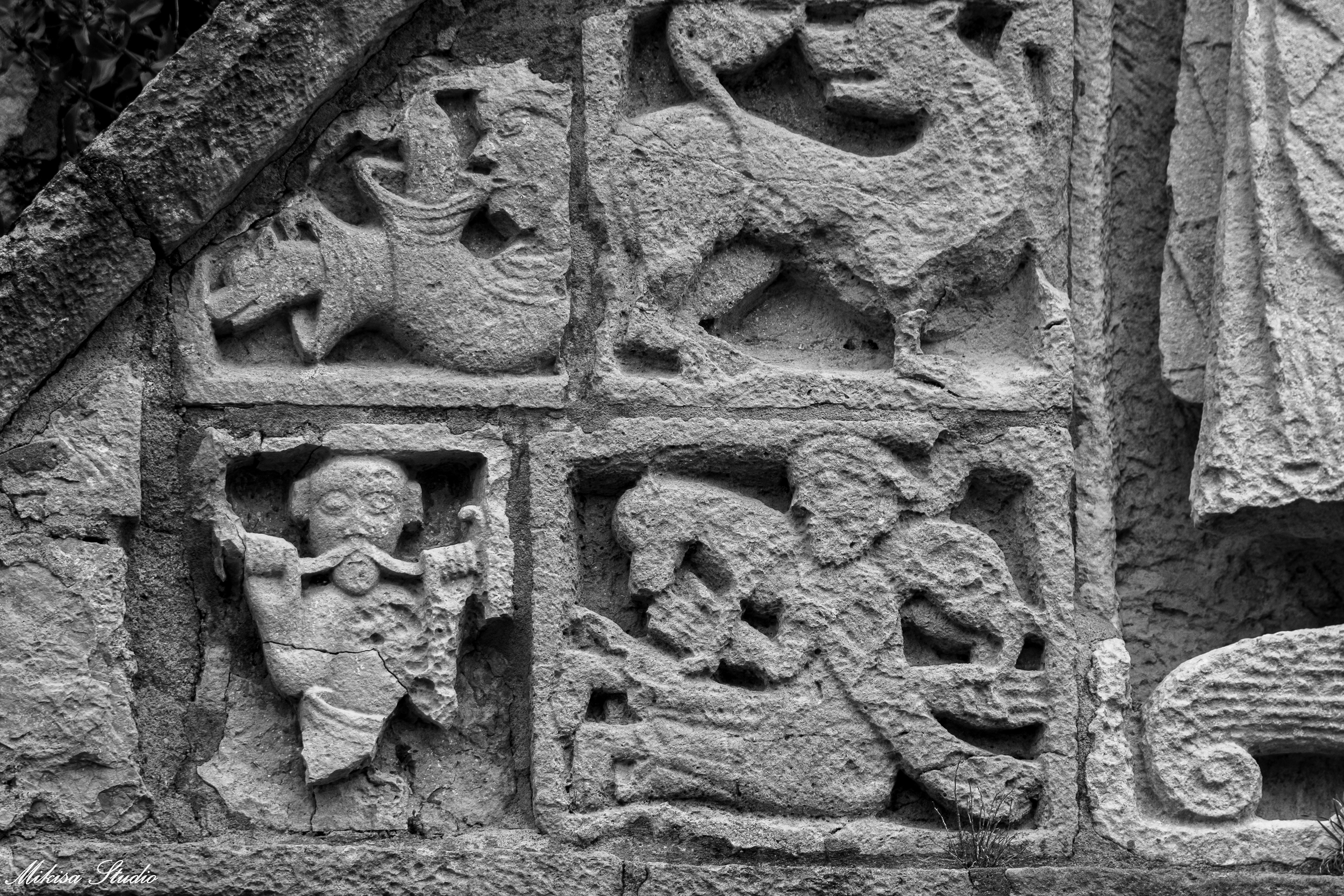 Une partie des sculptures du Fronton triangulaire de l' église romane Saint Nicolas de Brem Sur Mer, Vendée France, photo noir et blanc 116